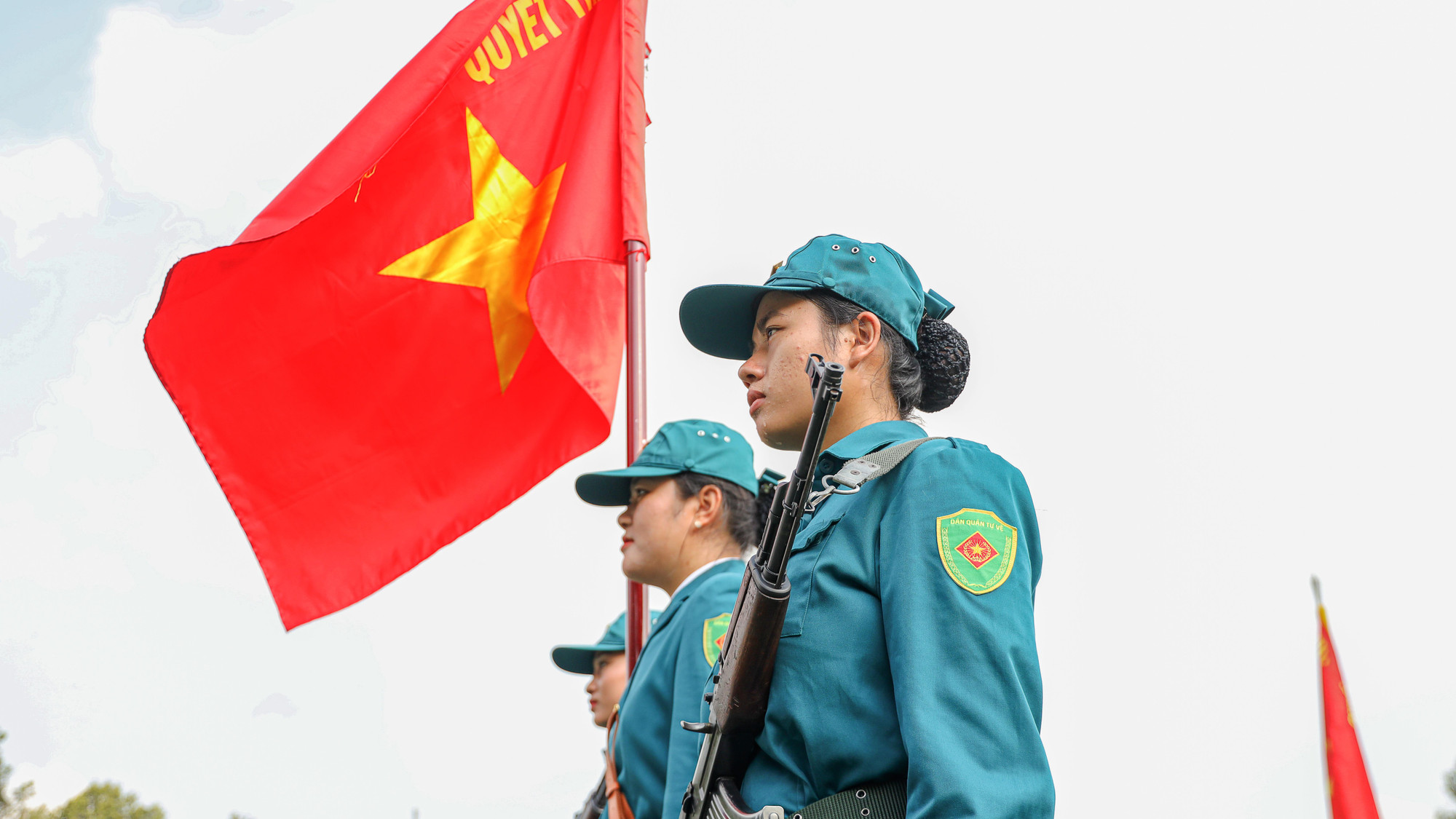 Những gương mặt nữ dân quân tự vệ trên thao trường.