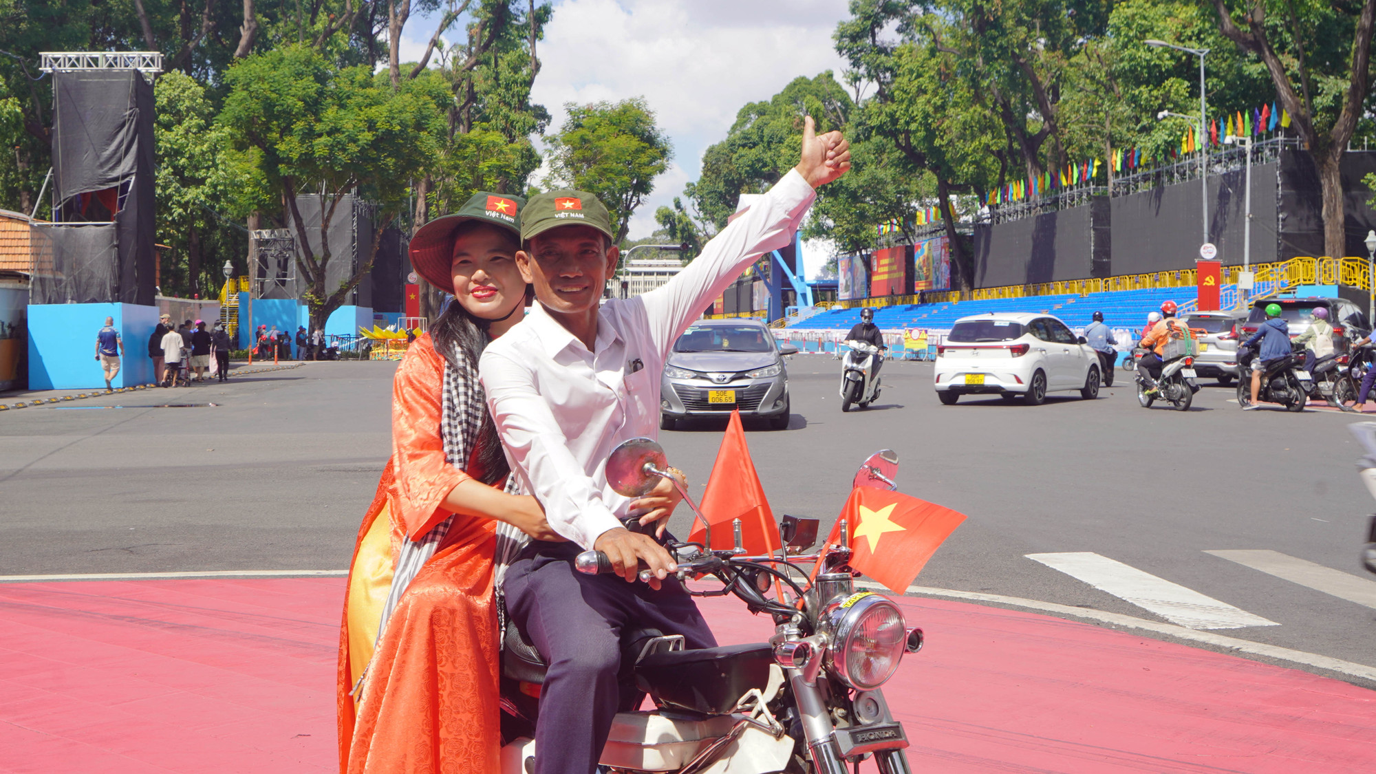 Trước khu vực khán đài, nơi diễn ra lễ diễu binh, diễu hành khu vực cổng vào cũng đông kín khách đến chụp ảnh.