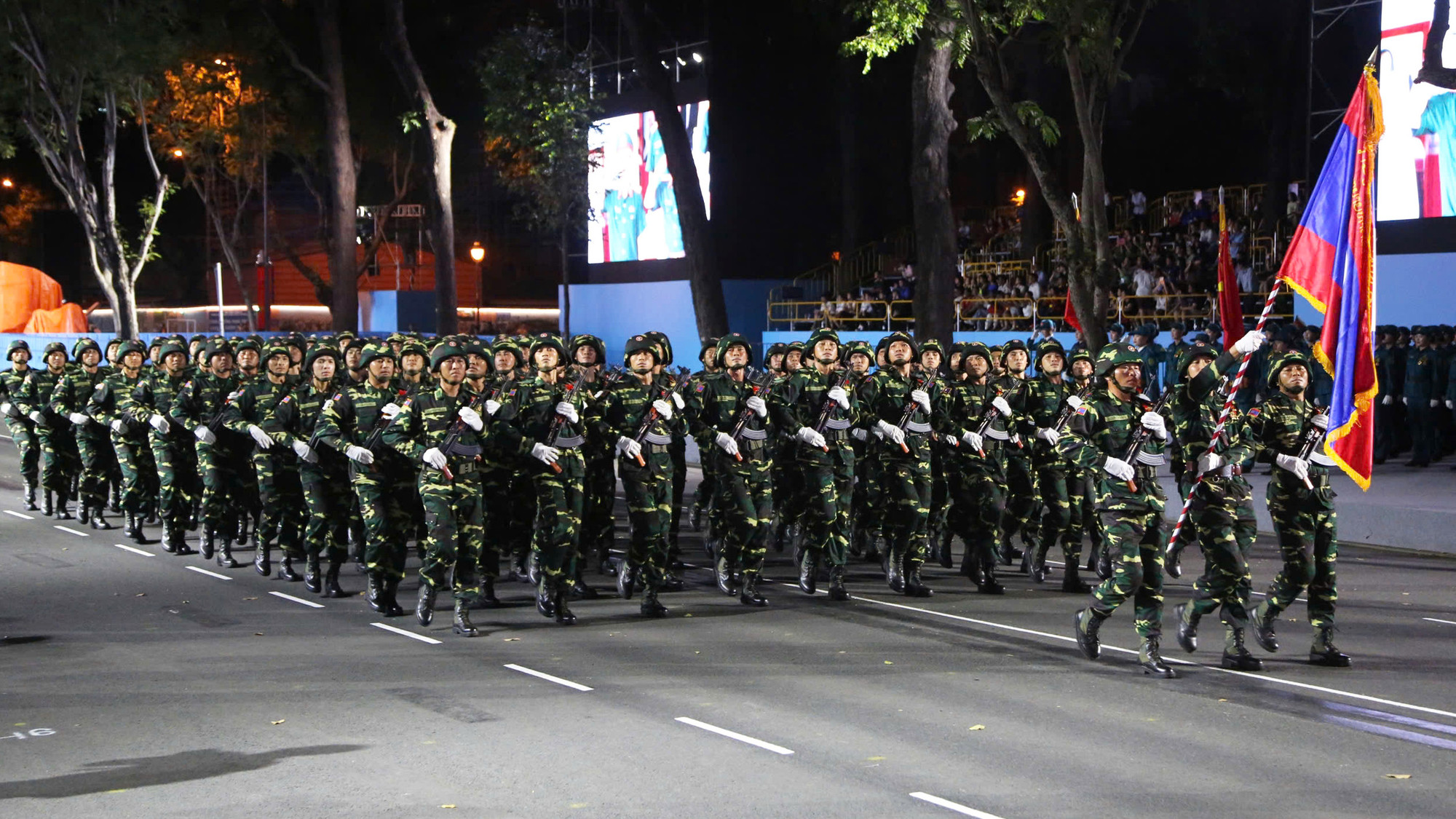 Đội hình Quân đội Nhân dân Lào trong trang phục dã chiến bước đều tại buổi hợp luyện diễu binh. Sự hiện diện của lực lượng nước bạn thể hiện tình đoàn kết thủy chung, gắn bó keo sơn giữa Việt Nam-Lào trong hành trình gìn giữ hòa bình và phát triển. Đội hình Quân đội Nhân dân Lào trong trang phục dã chiến bước đều tại buổi hợp luyện diễu binh. Sự hiện diện của lực lượng nước bạn thể hiện tình đoàn kết thủy chung, gắn bó keo sơn giữa Việt Nam-Lào trong hành trình gìn giữ hòa bình và phát triển.