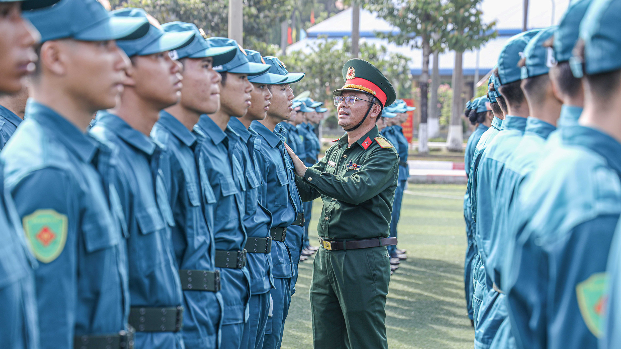 Giáo viên phụ trách khối luôn theo sát từng bước chân của các chiến sĩ hợp luyện để kịp thời nhắc nhở và chỉnh sửa đội ngũ.