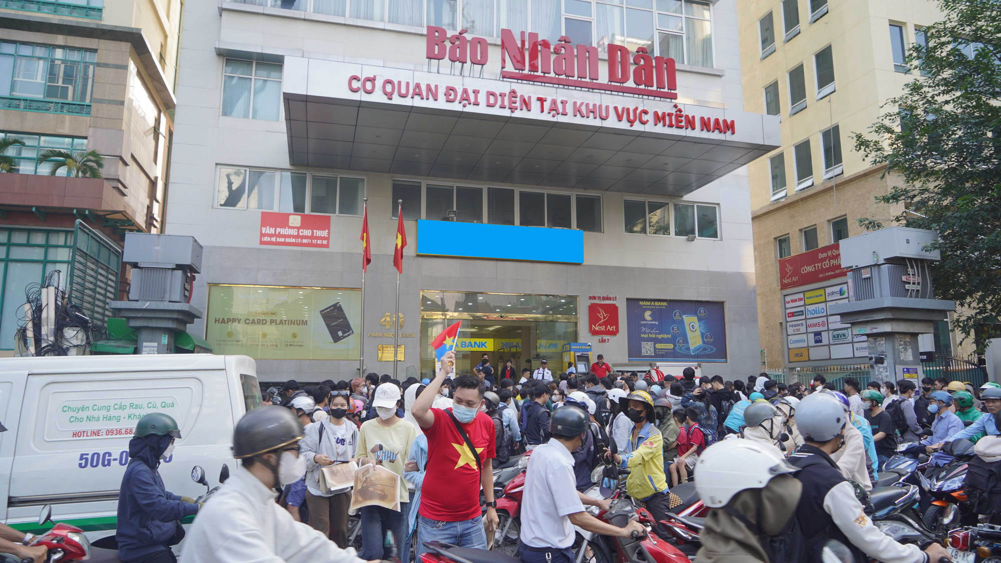 Ngay từ sáng sớm rất đông các bạn trẻ, người dân đã đến nhận phụ san đặc biệt trong ngày.