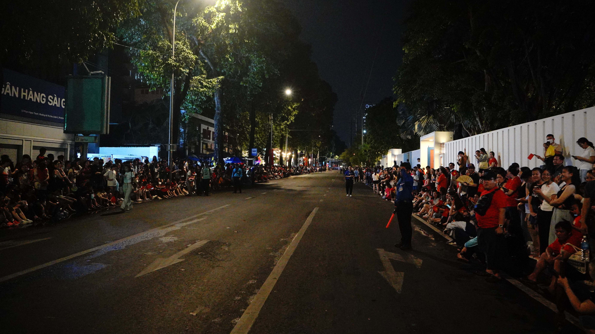 20 giờ tại tuyến đường Điện Biên Phủ, Quận 3 không khí của nhiều người dân chờ 2 tiếng để được chào đón đoàn diễu binh, diễu hành đi ngang qua sau khi buổi sơ duyệt kết thúc.