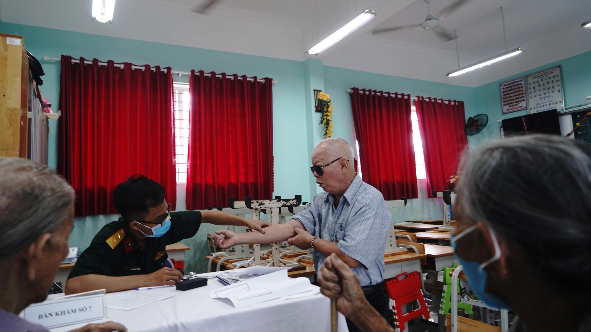 Tổ y tế quân y Cục 12 khám, cấp phát thuốc cho gia đình chính sách trên địa bàn xã Phú Hòa Đông, huyện Củ Chi, Thành phố Hồ Chí Minh.