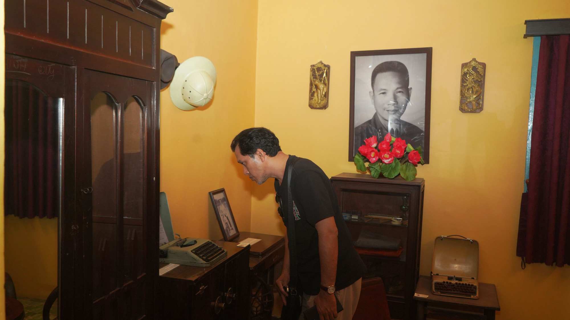 Khách tham quan hứng thú khi được tham quan, chiêm ngưỡng cuộc sống thời chiến của các chiến sĩ biệt động.