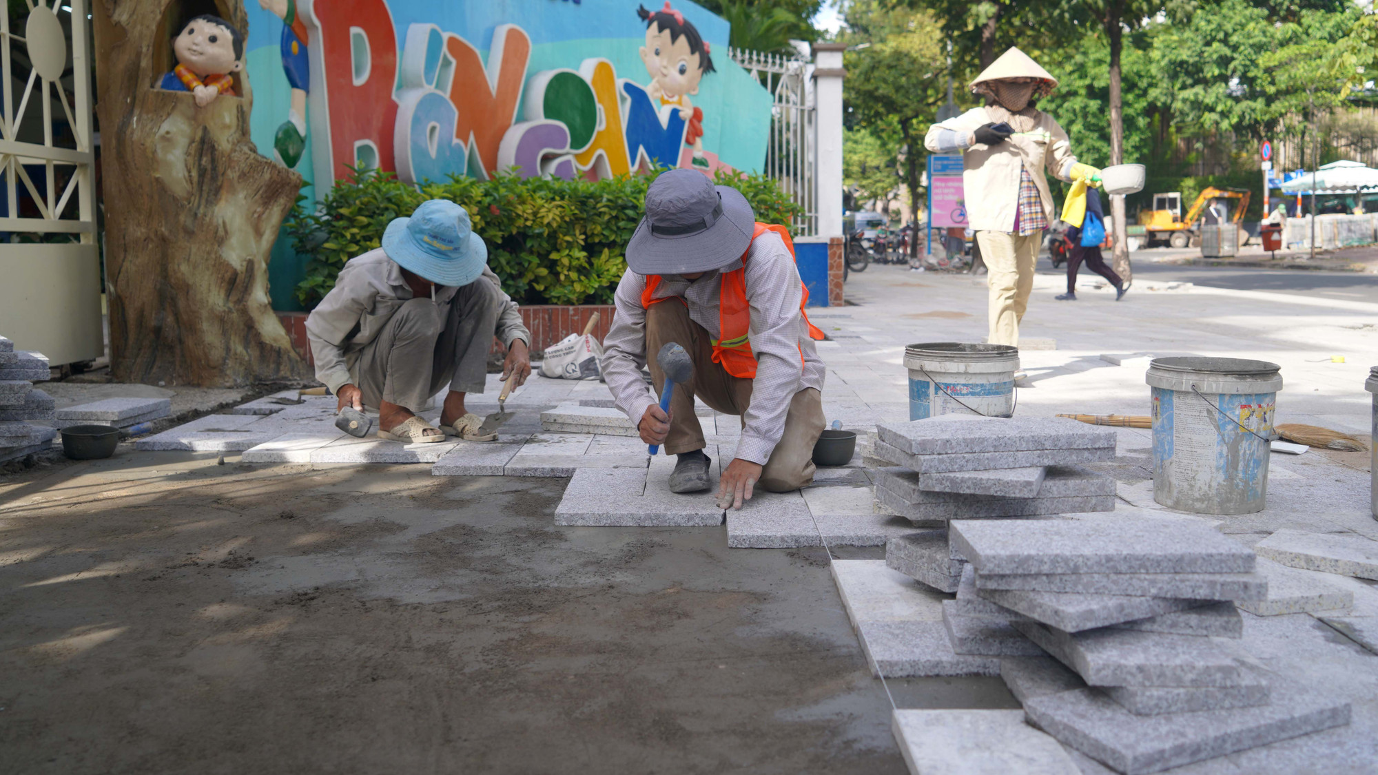 Tuyến vỉa hè trên đường Nguyễn Đình Chiểu, Quận 1 đang được thực hiện lát gạch granite, làm mới, thay mới nắp hầm ga, thảm bê-tông.