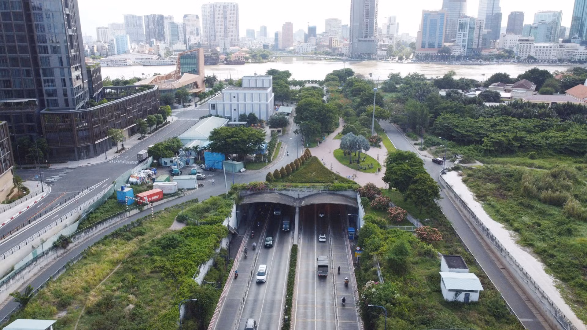 Hầm Thủ Thiêm được đánh giá là hầm vượt hiện đại nhất Đông Nam Á. Công trình đại lộ đầu tiên của thành phố, dự án Đại lộ Đông Tây (nay là đại lộ Võ Văn Kiệt-Mai Chí Thọ) sử dụng vốn vay ODA của Nhật Bản, thi công năm 2005 đã hiện thực hóa giấc mơ nối từ phía đông sang phía tây thành phố.