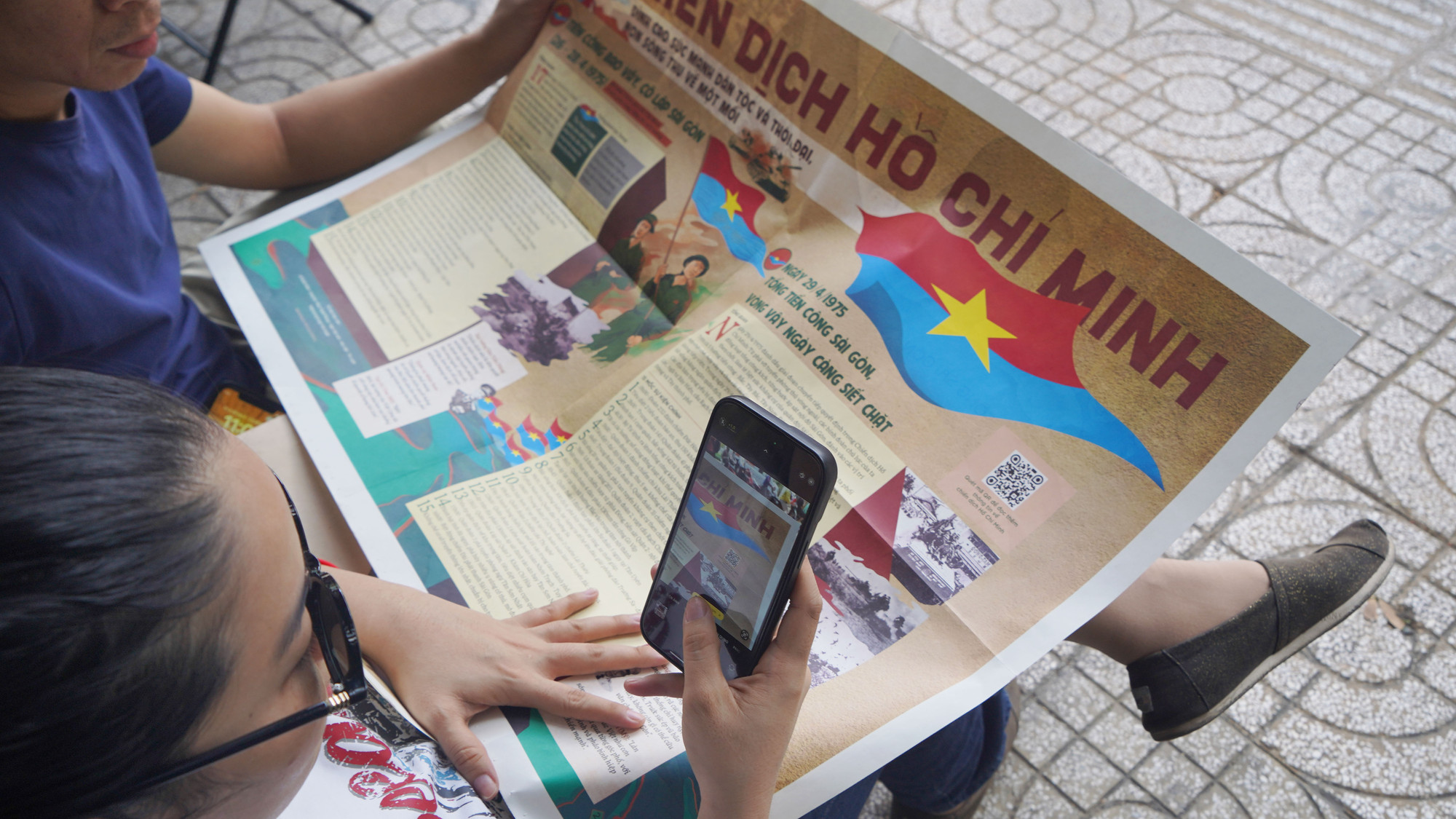 Độc giả hào hứng với công nghệ được tích hợp trên phụ san của Báo Nhân Dân.