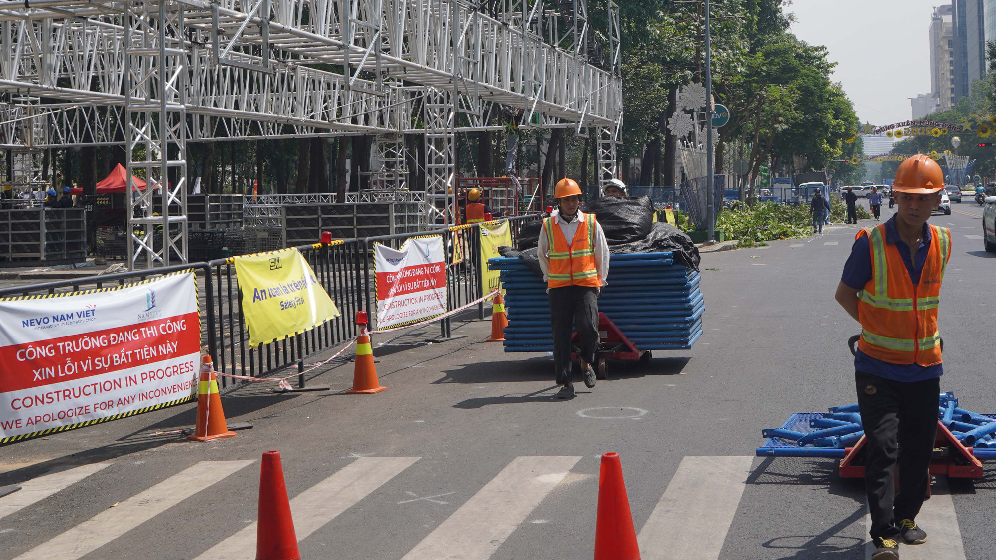 Dưới cái nắng gay gắt của tháng 4 tại Thành phố Hồ Chí Minh, lực lượng công nhân làm việc không ngừng nghỉ để bảo đảm tiến độ.