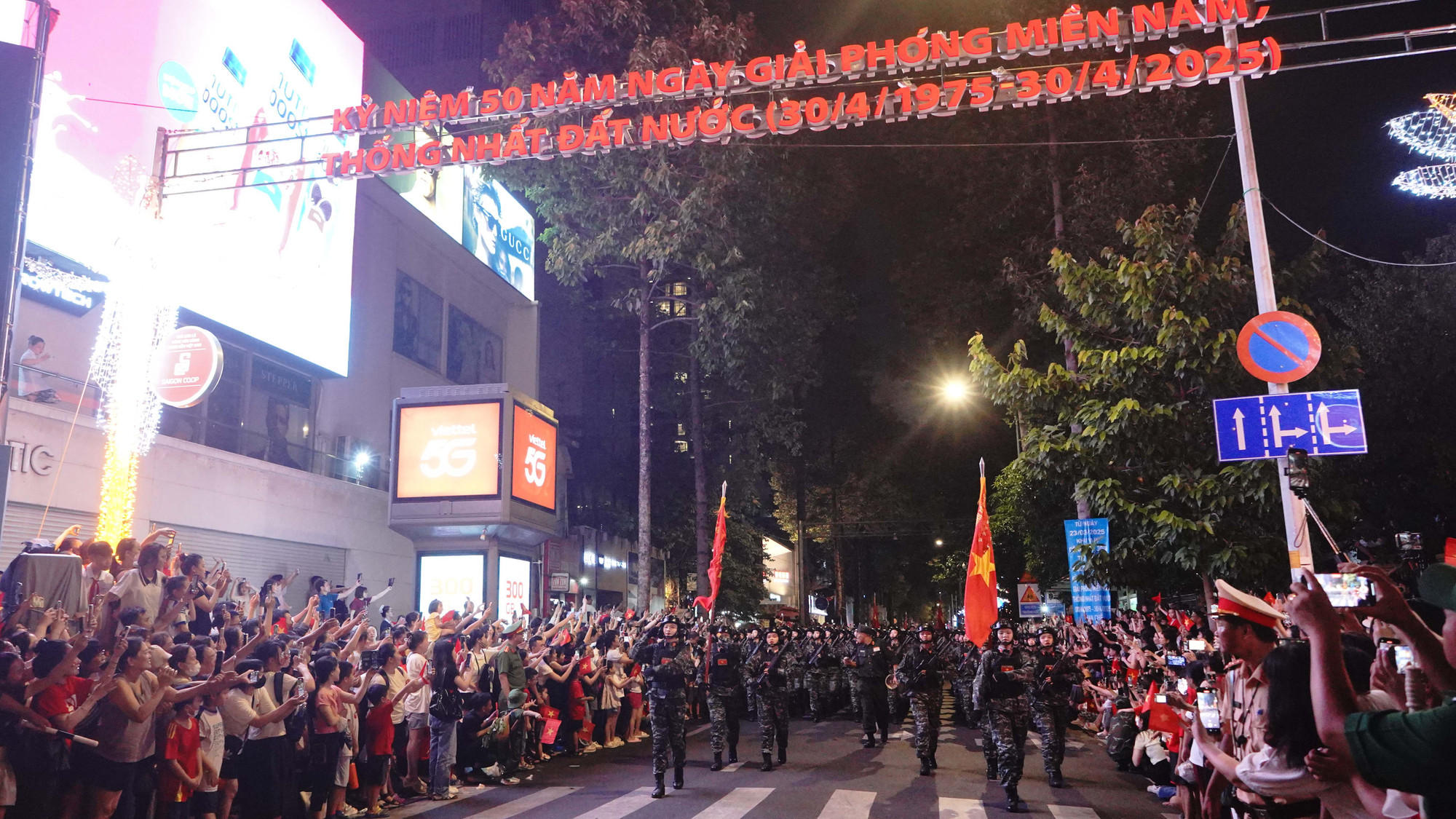 22 giờ buổi sơ duyệt kết thúc trong sự vỗ tay, reo hò phấn khích của người dân trên tuyến đường Nam Kỳ Khởi Nghĩa.