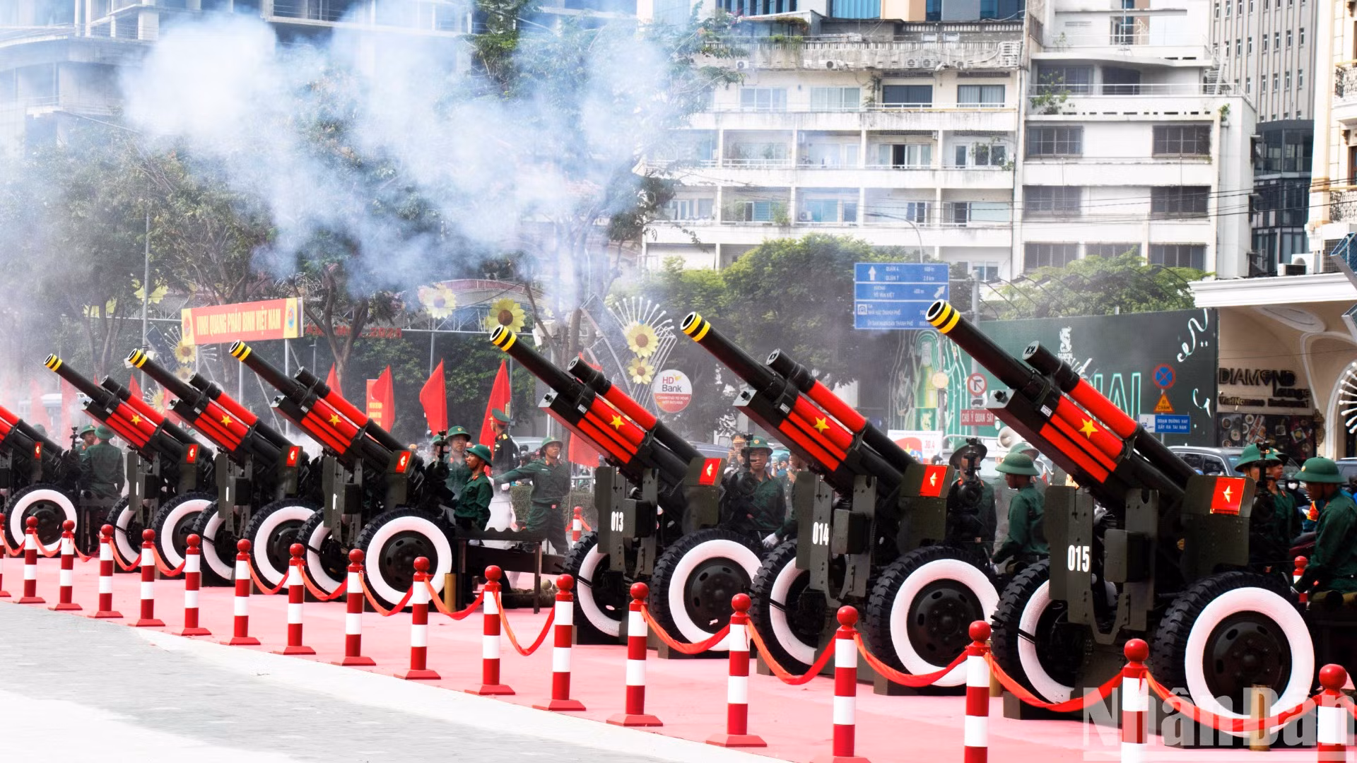 Những loạt nổ hào hùng vang trên bầu trời trong không khí phấn khởi, hào hứng của người xem. Đội pháo lễ này sẽ thực hiện 21 loạt bắn trên nền Quốc thiều nước Cộng hòa xã hội chủ nghĩa Việt Nam trong đại lễ kỷ niệm 50 năm Ngày Giải phóng miền Nam, thống nhất đất nước, được tổ chức vào sáng ngày 30/4/2025.