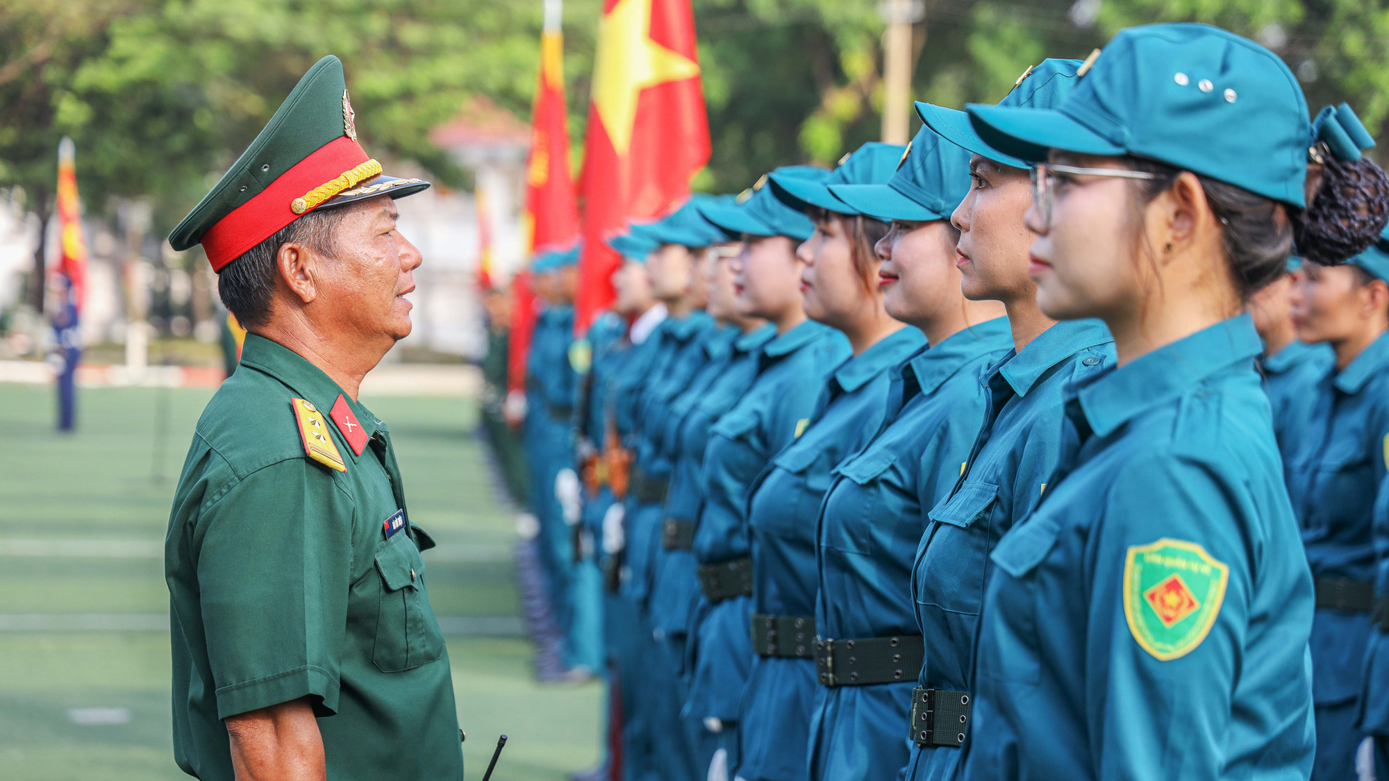 Cán bộ quản lý tận tình chăm sóc, động viên các chiến sĩ.