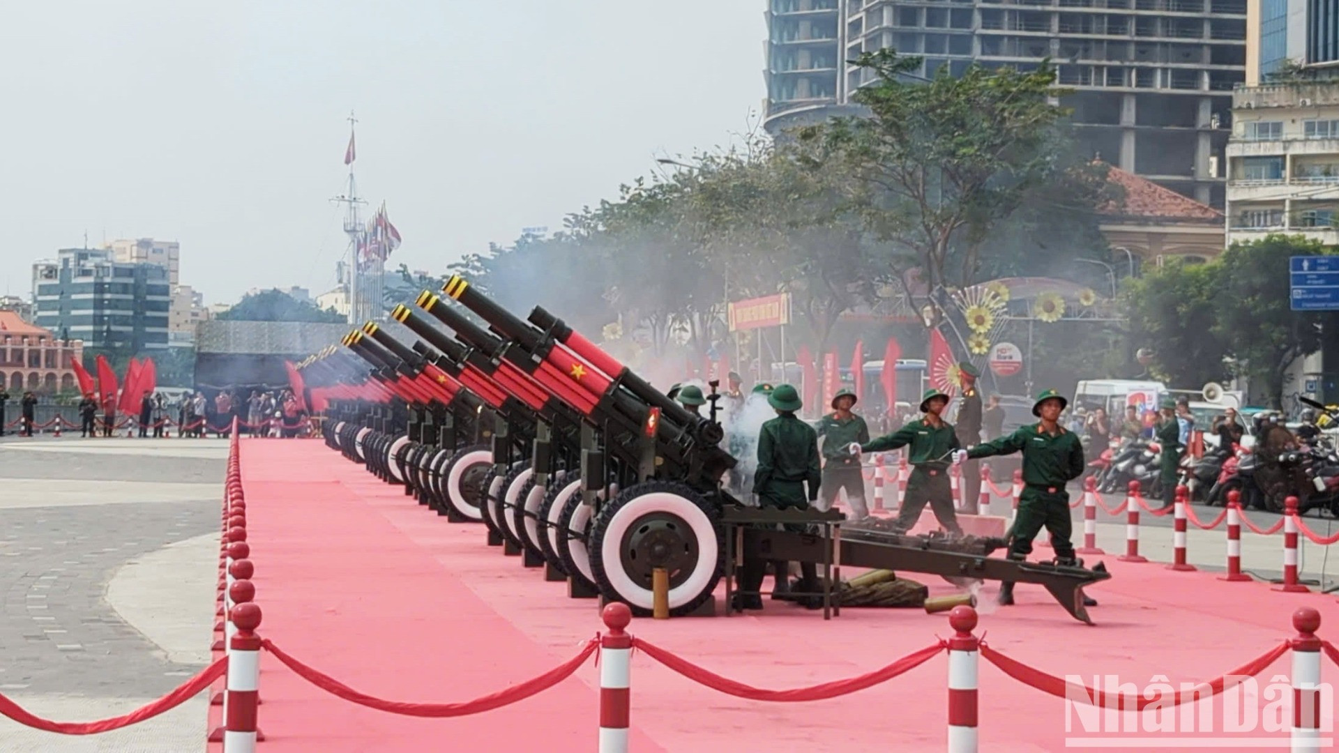 Những ngày này, trong không khí hân hoan chào đón ngày lễ lớn đang tới gần tại khu vực công viên bến Bạch Đằng trở nên náo nhiệt khi người dân và du khách quốc tế đổ về chiêm ngưỡng, chụp hình cùng dàn pháo lễ. Những ngày này, trong không khí hân hoan chào đón ngày lễ lớn đang tới gần tại khu vực công viên bến Bạch Đằng trở nên náo nhiệt khi người dân và du khách quốc tế đổ về chiêm ngưỡng, chụp hình cùng dàn pháo lễ.