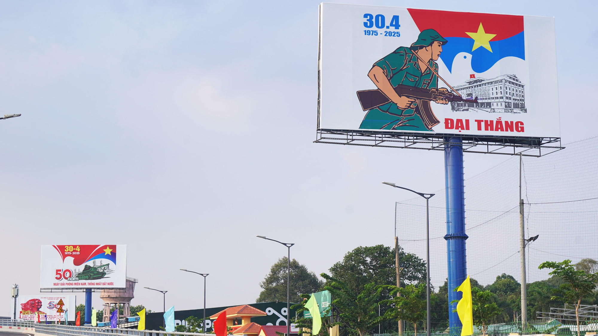Thành phố Hồ Chí Minh không chỉ khoác lên mình màu sắc lễ hội, mà còn thể hiện sức sống mãnh liệt của một đô thị hiện đại. Sau 50 năm Giải phóng miền nam, thống nhất đất nước (30/4/1975-30/4/2025).