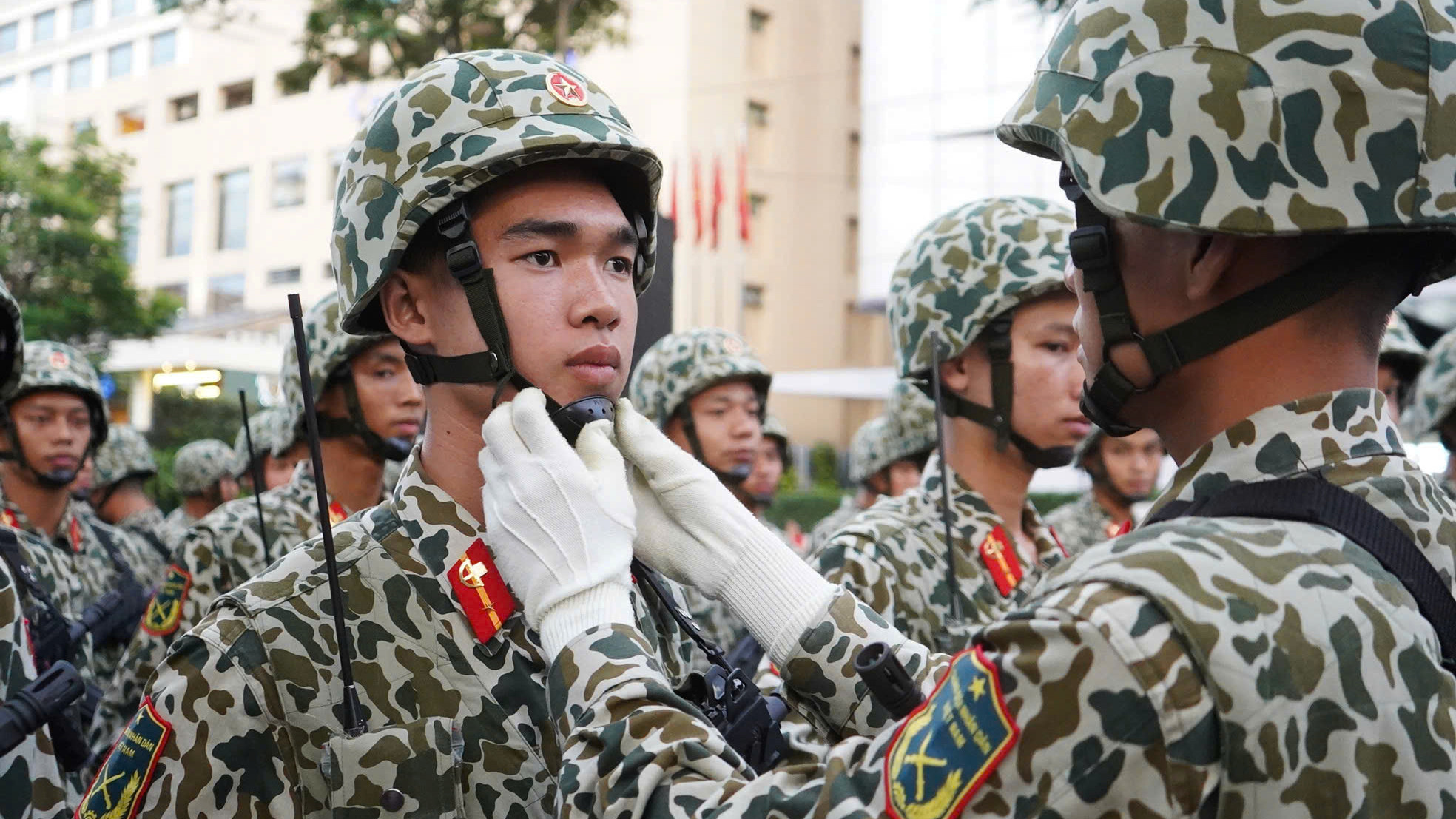 Các khối duyệt binh chỉnh trang phục cho nhau trước khi vào tổng hợp luyện. Các khối duyệt binh chỉnh trang phục cho nhau trước khi vào tổng hợp luyện.