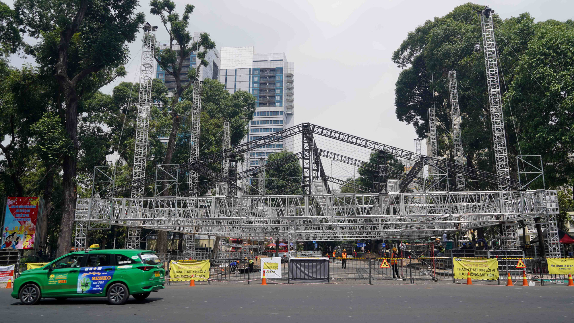 Sau hơn 5 ngày thi công, nhiều công trình phục vụ lễ kỷ niệm đã được triển khai trên trục đường Lê Duẩn-Paster, kế hoạch thi công được chia làm 3 giai đoạn.