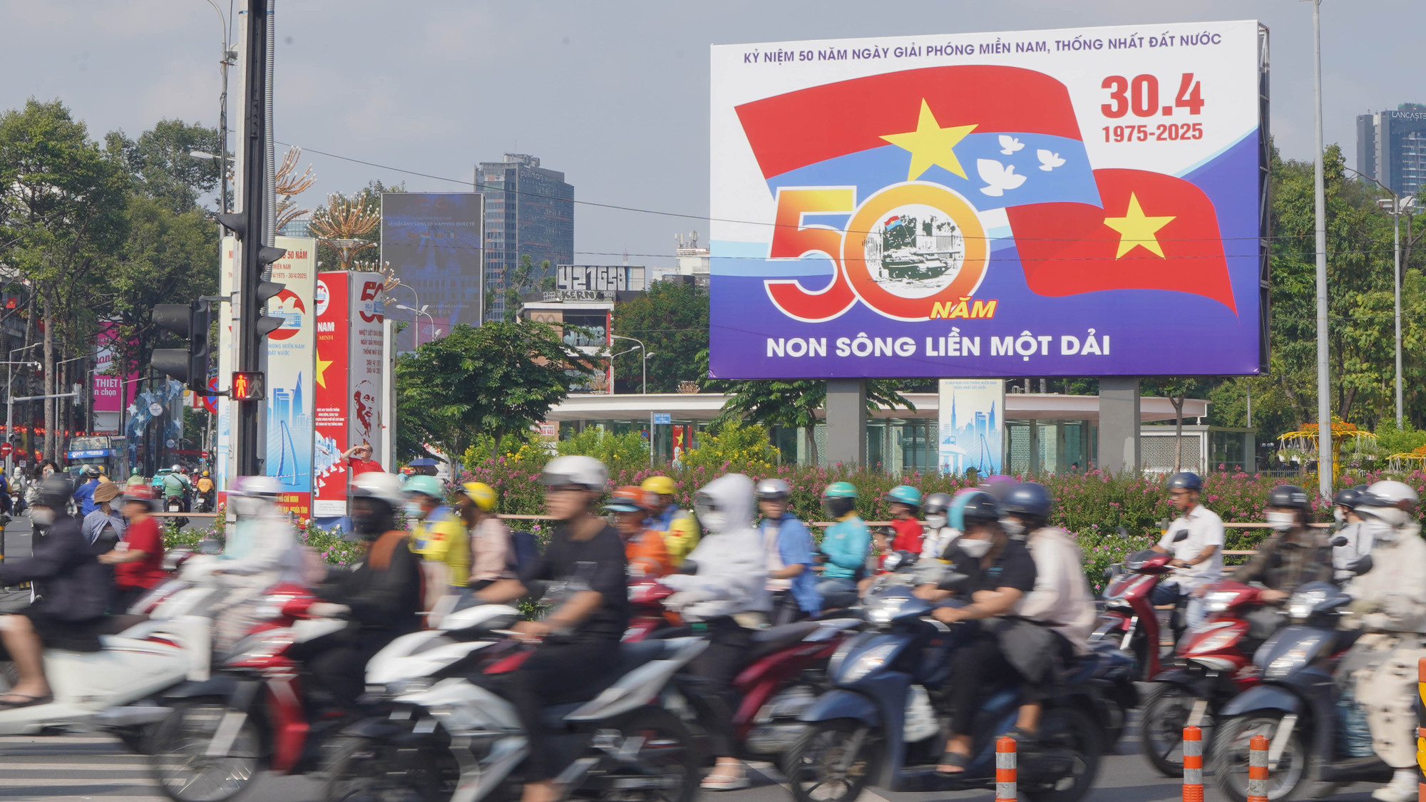 Thành phố Hồ Chí Minh được trang hoàng lộng lẫy, rợp bóng cờ, hoa...