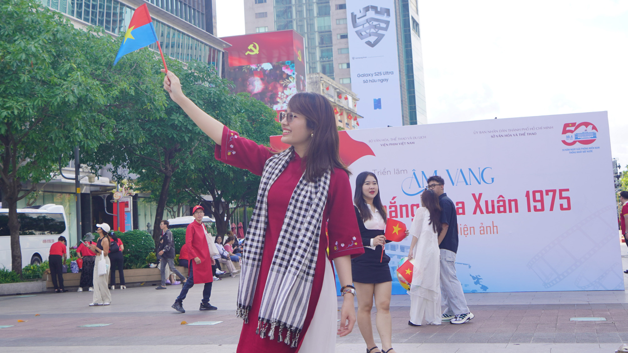 Bạn trẻ với lá cờ Mặt trận giải phóng dân tộc.