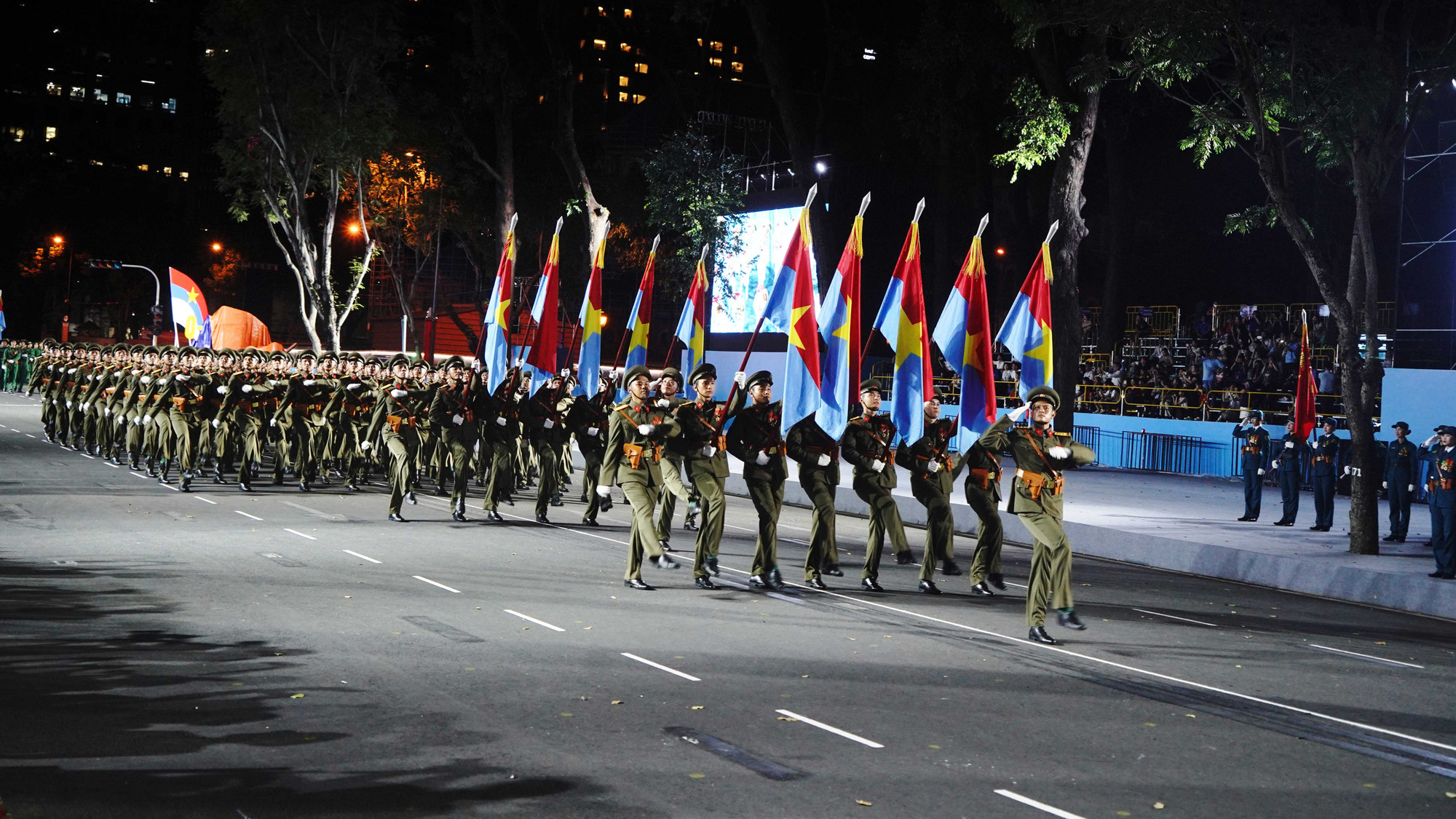 Khối sĩ quan đại diện cho 5 cánh quân tiến vào Sài Gòn ngày 30/4/1975 đồng loạt bước đều trong đội hình diễu binh. Khối sĩ quan đại diện cho 5 cánh quân tiến vào Sài Gòn ngày 30/4/1975 đồng loạt bước đều trong đội hình diễu binh.