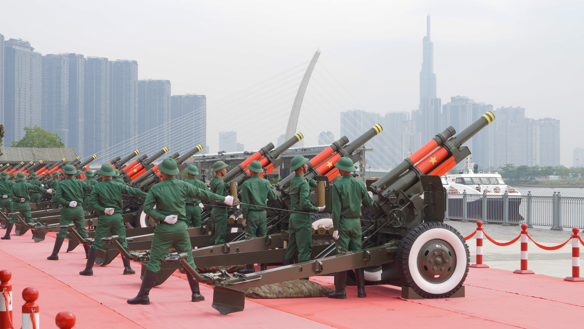 Mỗi khẩu pháo 105mm cần 6 chiến sĩ phối hợp di chuyển. Mỗi khẩu pháo 105mm cần 6 chiến sĩ phối hợp di chuyển.