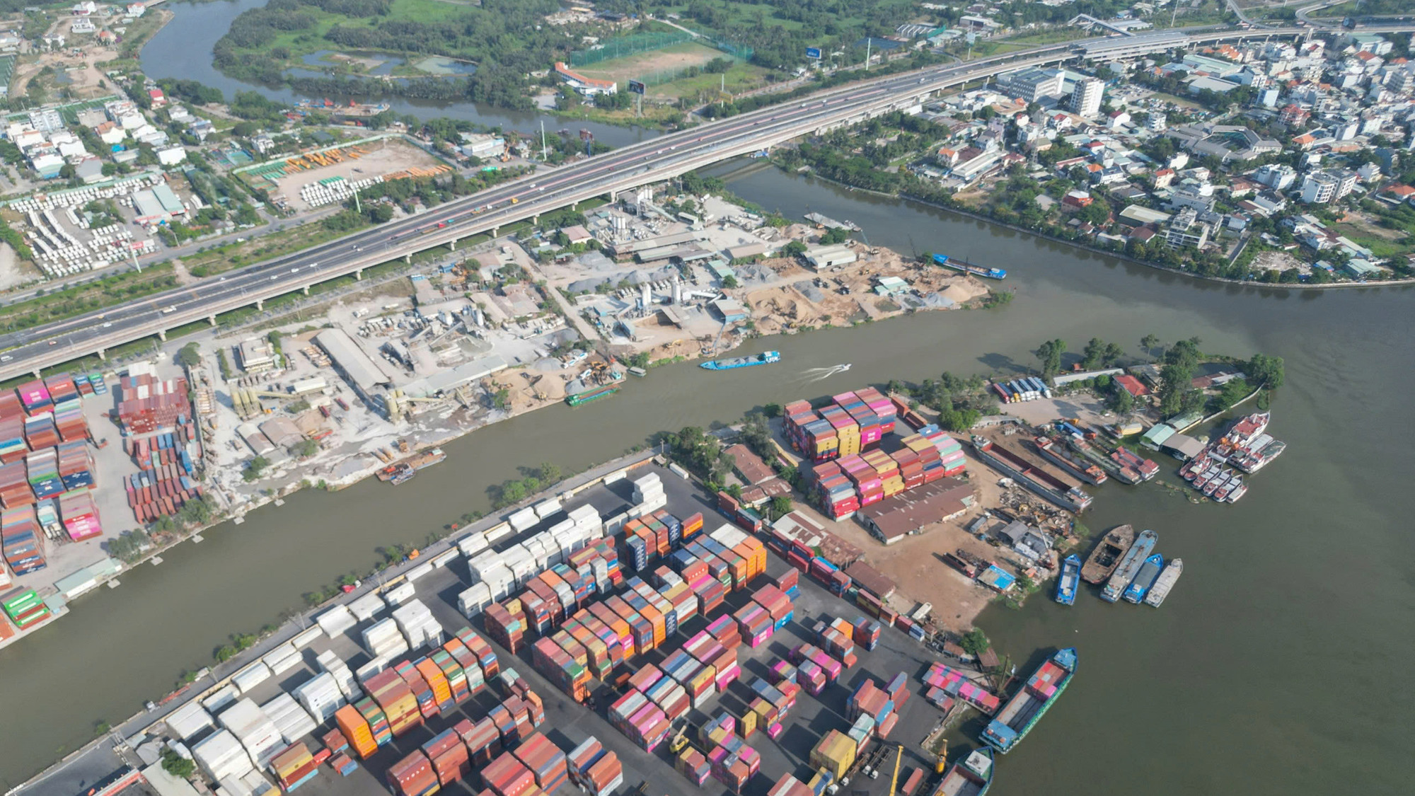 Cầu Rạch Chiếc mới trên tuyến vành đai 2 đã thay thế cây cầu cũ chật hẹp, mở rộng kết nối giao thông giữa quận 7 và thành phố Thủ Đức. Cầu Rạch Chiếc mới trên tuyến vành đai 2 đã thay thế cây cầu cũ chật hẹp, mở rộng kết nối giao thông giữa quận 7 và thành phố Thủ Đức.