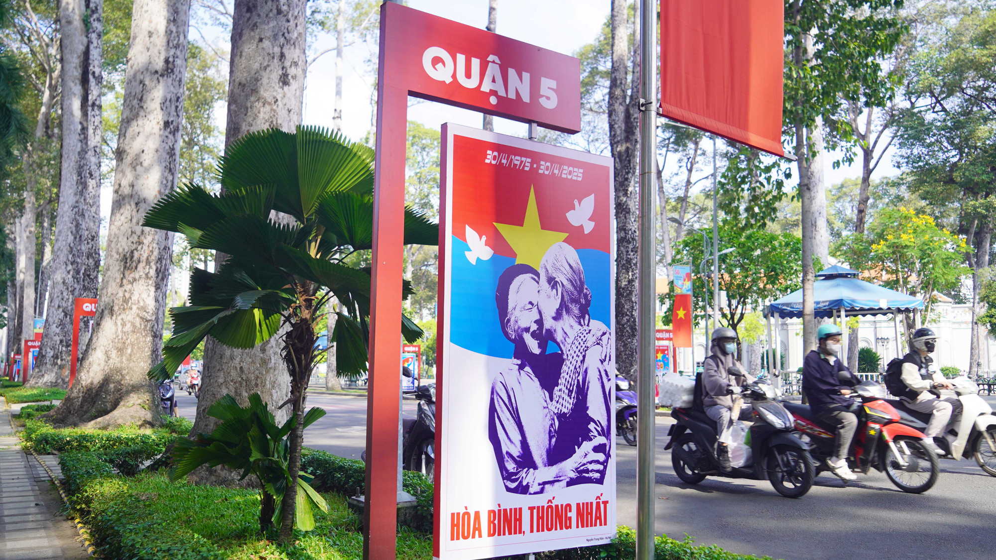 Đường cờ không chỉ đẹp mắt mà còn là một cách giáo dục lòng yêu nước cho thế hệ trẻ trong việc bảo vệ và phát triển đất nước.