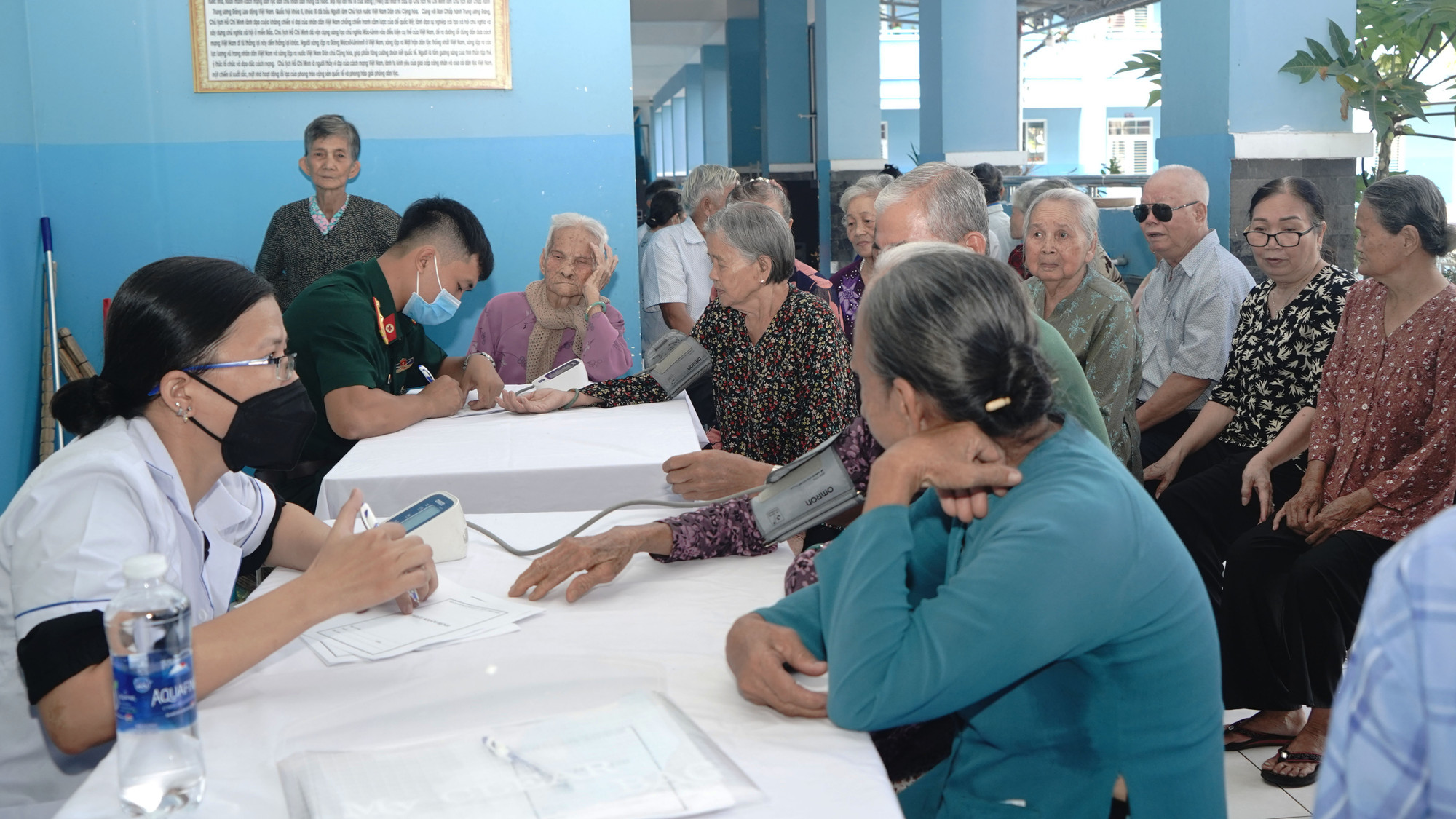 Tổ cán bộ y tế xã Phú Hòa Đông, huyện Củ Chi, Thành phố Hồ Chí Minh tư vấn đo huyết áp cho các gia đình chính sách trên địa bàn.