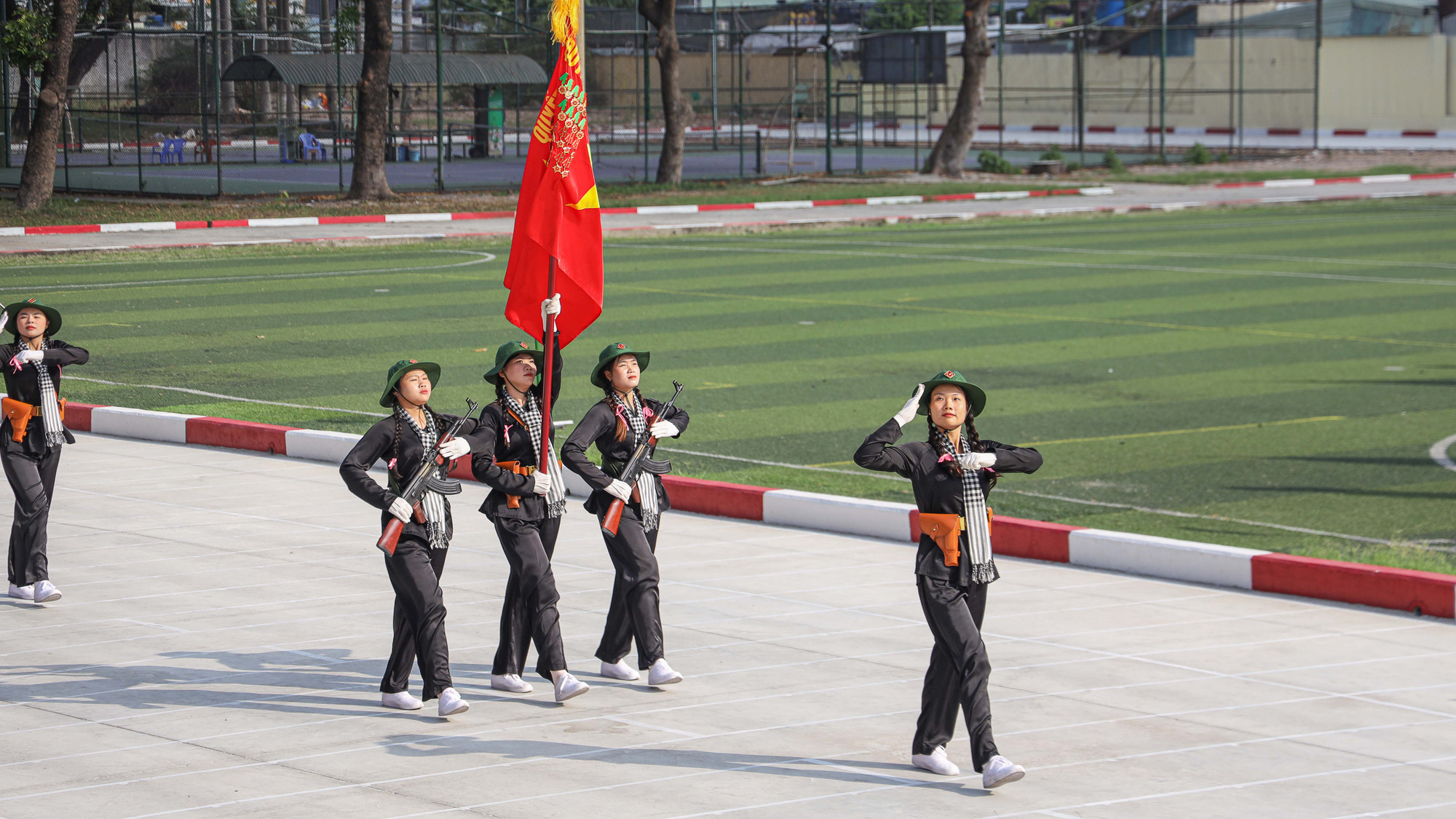 Trong đội hình diễu binh kỷ niệm 50 năm thống nhất đất nước, nhóm Nữ dân quân tự vệ Thành phố Hồ Chí Minh nhận nhiệm vụ tái hiện hình ảnh các nữ du kích miền nam với áo bà ba, khăn rằn, vai đeo súng tiểu liên M16.
