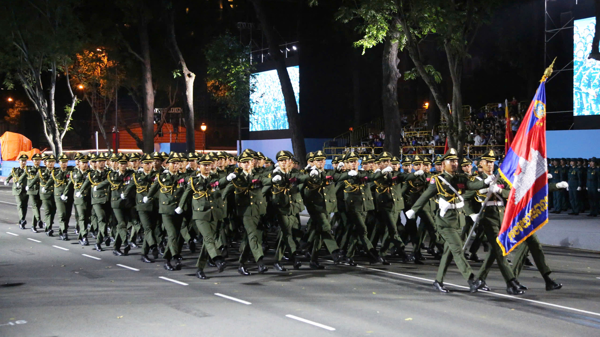 Đội hình Quân đội Hoàng gia Campuchia duyệt bước trang nghiêm trong buổi hợp luyện diễu binh. Sự góp mặt của lực lượng quân sự các nước bạn thể hiện tinh thần đoàn kết, hữu nghị và hợp tác quốc tế trong dịp kỷ niệm 50 năm đất nước thống nhất Đội hình Quân đội Hoàng gia Campuchia duyệt bước trang nghiêm trong buổi hợp luyện diễu binh. Sự góp mặt của lực lượng quân sự các nước bạn thể hiện tinh thần đoàn kết, hữu nghị và hợp tác quốc tế trong dịp kỷ niệm 50 năm đất nước thống nhất
