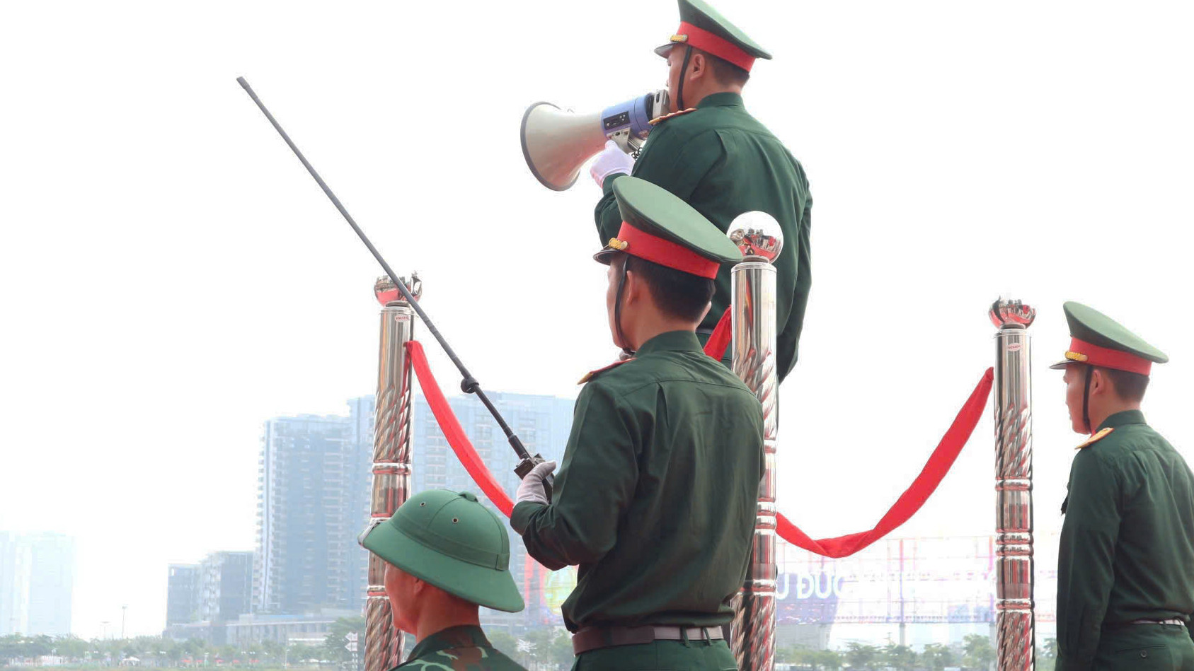 Lực lượng quân đội đã chuẩn bị công tác khai hỏa để tập luyện. Lực lượng quân đội đã chuẩn bị công tác khai hỏa để tập luyện.