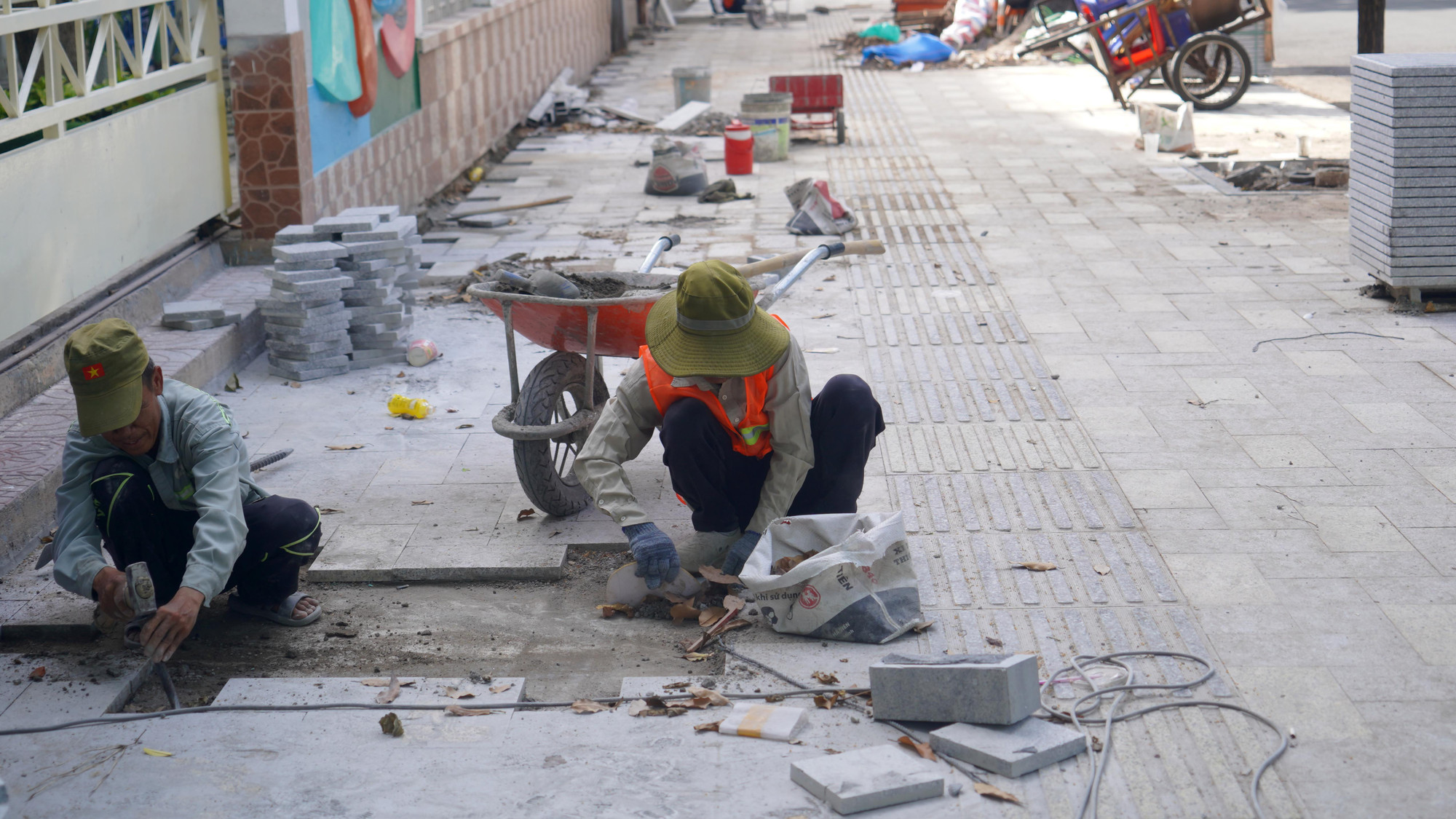 Công nhân đẩy nhanh tiến độ,sửa chữa, nâng cấp vỉa hè nhằm bảo đảm trật tự, an toàn giao thông, vệ sinh môi trường.