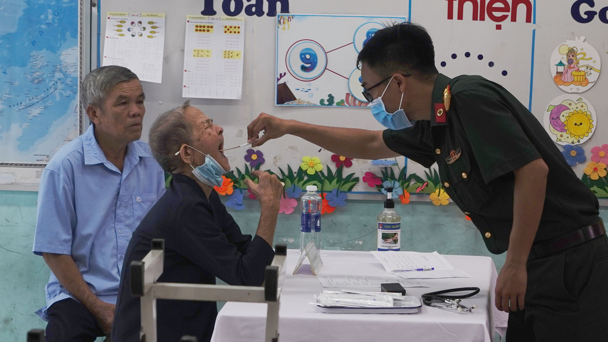 Khám, chữa bệnh cho người có công.