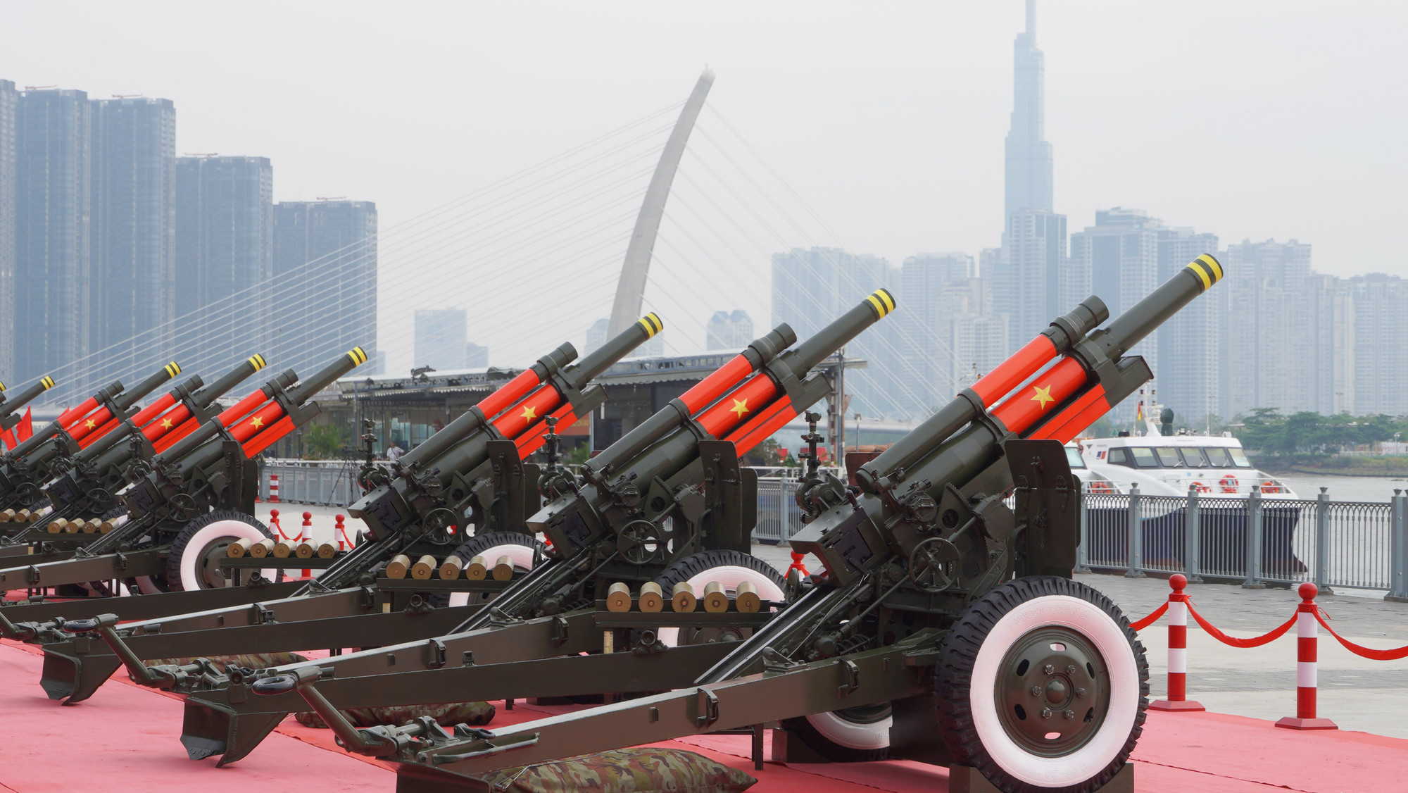 Theo kế hoạch, trong Lễ kỷ niệm 50 năm Ngày Thống nhất đất nước, lực lượng pháo lễ sẽ sử dụng 18 khẩu pháo 105mm (15 khẩu chính thức, 3 khẩu dự bị) để chào mừng sự kiện. Chương trình có nội dung bắn 21 phát đại bác trên nền Quốc thiều nước Cộng hòa xã hội chủ nghĩa Việt Nam. Theo kế hoạch, trong Lễ kỷ niệm 50 năm Ngày Thống nhất đất nước, lực lượng pháo lễ sẽ sử dụng 18 khẩu pháo 105mm (15 khẩu chính thức, 3 khẩu dự bị) để chào mừng sự kiện. Chương trình có nội dung bắn 21 phát đại bác trên nền Quốc thiều nước Cộng hòa xã hội chủ nghĩa Việt Nam.