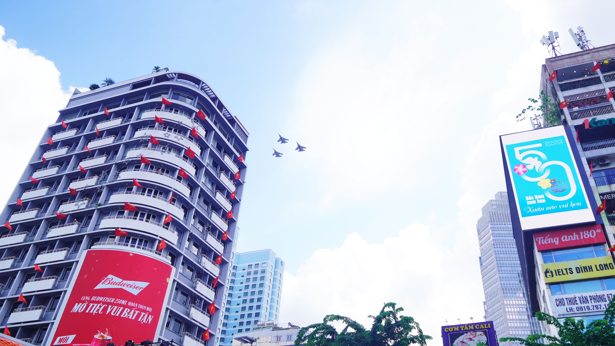 Người dân vui mừng phấn khởi khi được chứng kiến máy bay Tiêm kích của lực lượng không quân Quân đội nhân dân Việt Nam tiếp tục miệt mài luyện tập trên bầu trời Thành phố Hồ Chí Minh những ngày cuối tháng 4/2025.