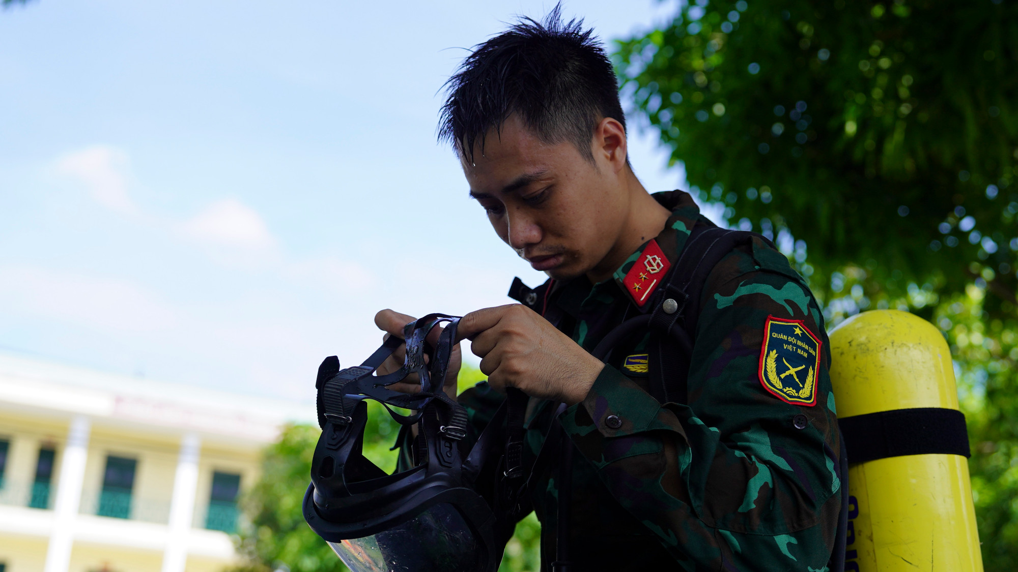 Hình ảnh các chiến sĩ tập luyện tại Lữ Đoàn 87 dưới thời tiết nắng nóng hơn 36 độ C tại Thành phố Hồ Chí Minh.