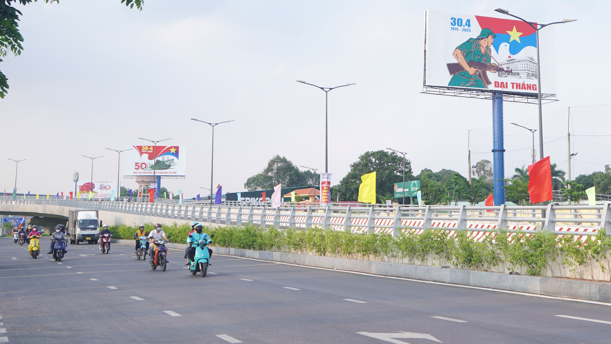 Thành phố Hồ Chí Minh đều ngập tràn sắc đỏ với rực rỡ cờ hoa, pano, băng rôn, biểu ngữ...tại đường dẫn vào nhà ga T3 sân bay Tân Sơn Nhất.