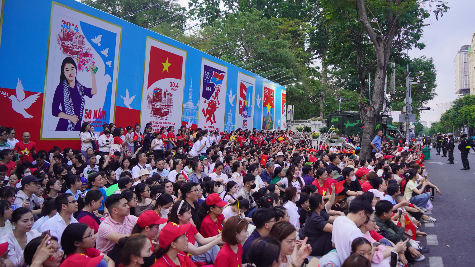 Ngay từ đầu giờ chiều nhiều gia đình, nhóm bạn trẻ, người lớn tuổi đã tập trung dọc hai bên đường Đồng Khởi, Lê Duẩn... lựa chọn vị trí đẹp để dễ dàng quan sát đoàn diễu binh, diễu hành tiến qua.