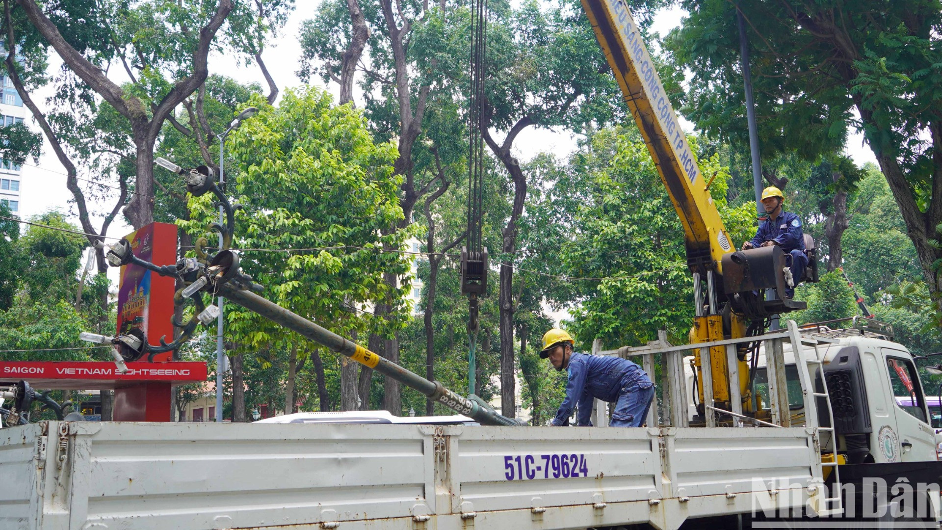 Công nhân thi công các hạng mục chiếu sáng.