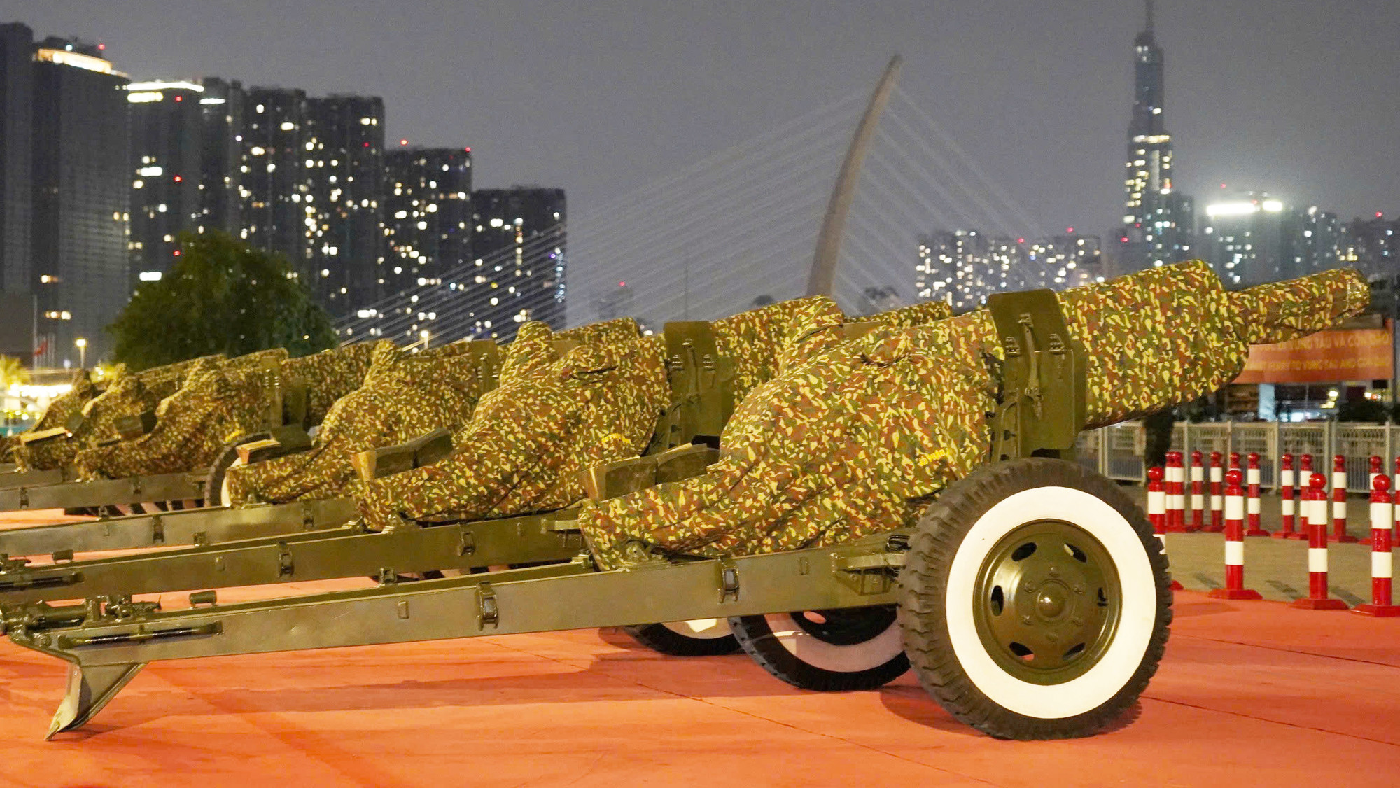 Theo kế hoạch, Lễ kỷ niệm 50 năm Giải phóng miền nam, thống nhất đất nước sẽ có hoạt động diễu binh, diễu hành với khoảng 13.000 người, bắn 21 phát đại bác trên nền Quốc thiều Việt Nam. Đặc biệt, lực lượng không quân sẽ sử dụng các loại máy bay trực thăng, Yak-130, Su-30MK2, để bay chào mừng sự kiện lịch sử này.