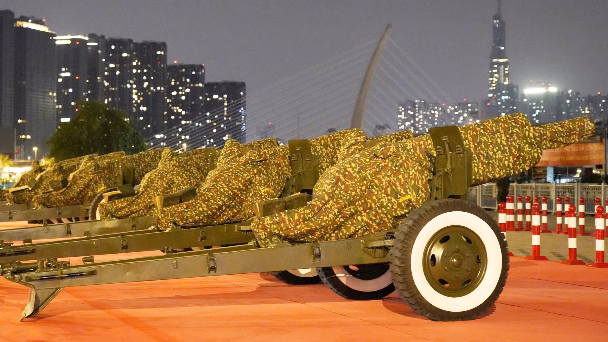 Theo kế hoạch, Lễ kỷ niệm 50 năm Giải phóng miền nam, thống nhất đất nước sẽ có hoạt động diễu binh, diễu hành với khoảng 13.000 người, bắn 21 phát đại bác trên nền Quốc thiều Việt Nam. Đặc biệt, lực lượng không quân sẽ sử dụng các loại máy bay trực thăng, Yak-130, Su-30MK2, để bay chào mừng sự kiện lịch sử này.