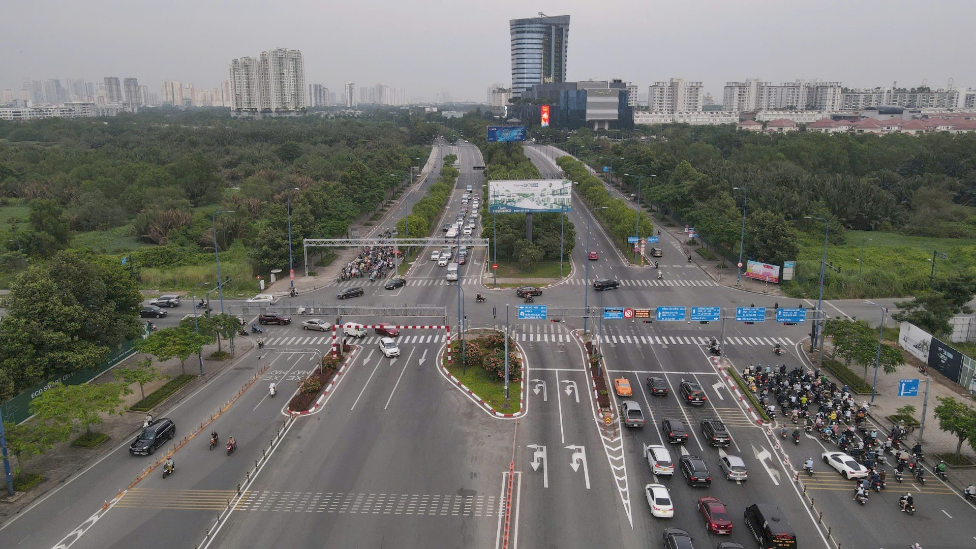 Đại lộ Đông Tây (nay là đại lộ Võ Văn Kiệt-Mai Chí Thọ). Với chiều dài gần 22 km, tuyến đường đã thông xe toàn tuyến vào năm 2011, tạo thành một trục đường mới ra vào phía nam theo hướng đông-tây, nhằm giảm ách tắc giao thông cho cầu Sài Gòn, tạo trục giao thông sang Thủ Thiêm. Tuyến đường còn đáp ứng yêu cầu lưu thông, vận chuyển hàng hóa cho các cảng đi các nơi theo hướng đông bắc-tây nam thành phố và các tỉnh đồng bằng sông Cửu Long. Đại lộ Đông Tây (nay là đại lộ Võ Văn Kiệt-Mai Chí Thọ). Với chiều dài gần 22 km, tuyến đường đã thông xe toàn tuyến vào năm 2011, tạo thành một trục đường mới ra vào phía nam theo hướng đông-tây, nhằm giảm ách tắc giao thông cho cầu Sài Gòn, tạo trục giao thông sang Thủ Thiêm. Tuyến đường còn đáp ứng yêu cầu lưu thông, vận chuyển hàng hóa cho các cảng đi các nơi theo hướng đông bắc-tây nam thành phố và các tỉnh đồng bằng sông Cửu Long.