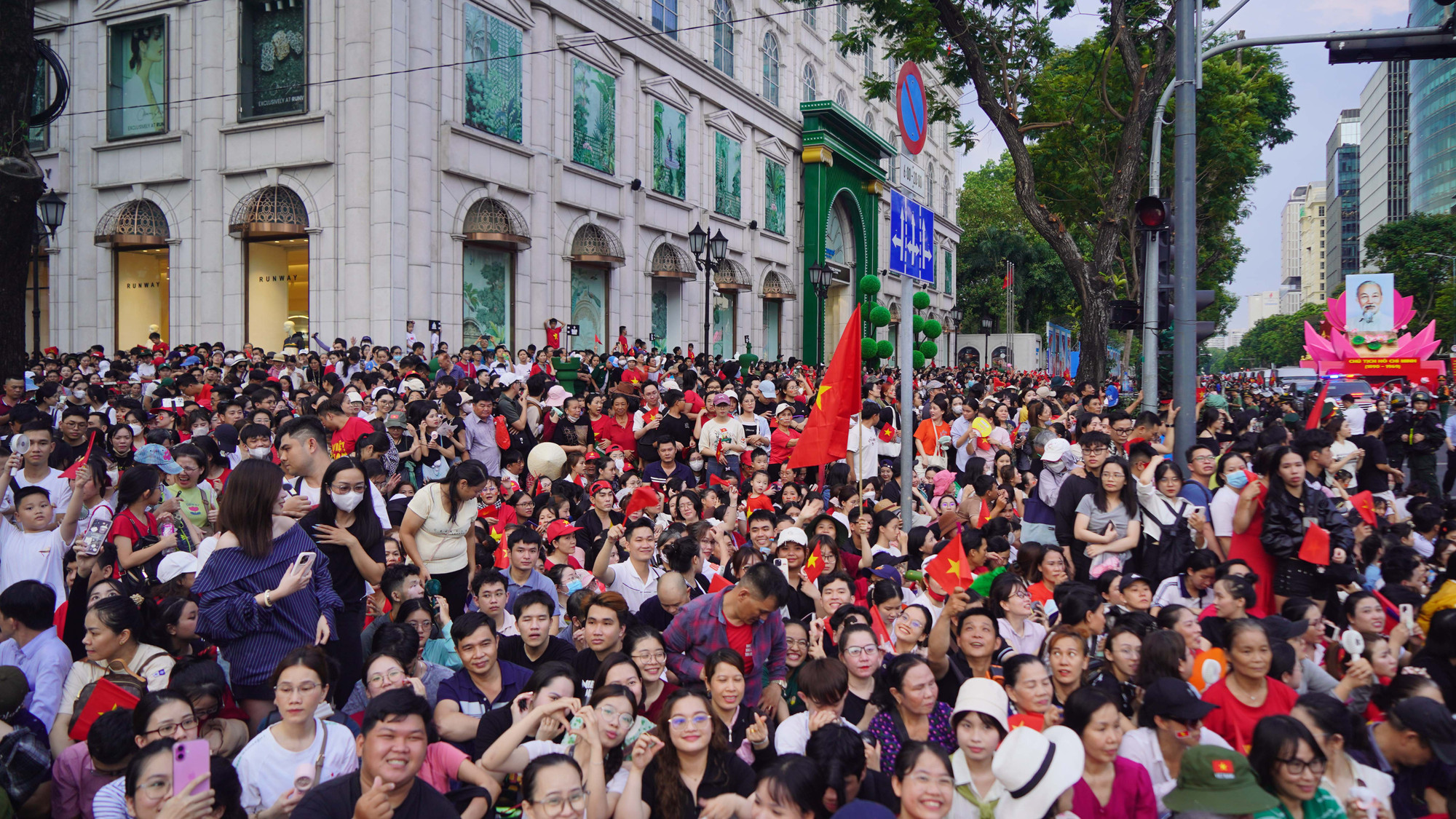 Tiếng trò chuyện râm ran, những ánh mắt chăm chú, những nụ cười rạng ngời…