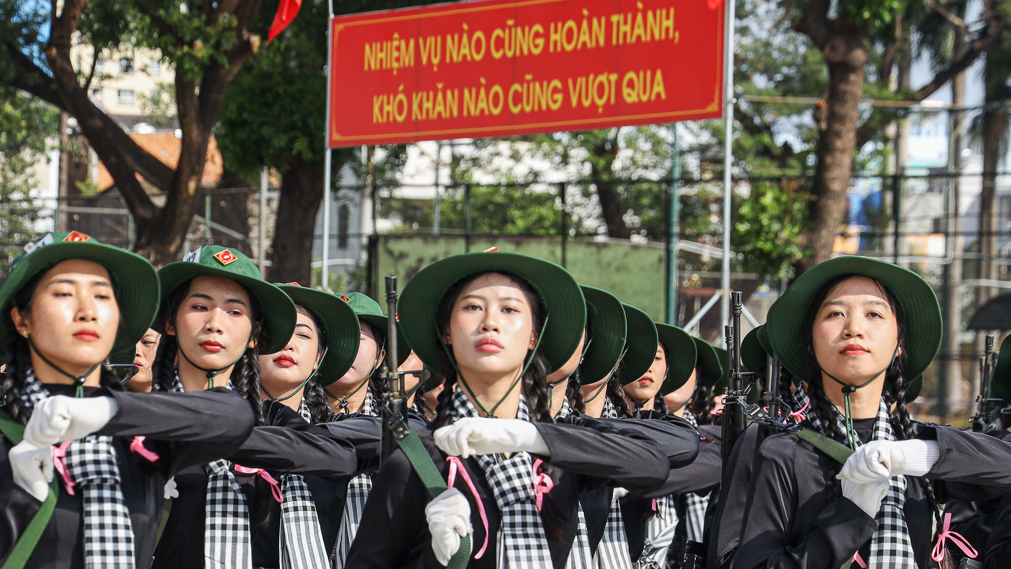 Khối Nữ du kích miền nam hăng say hợp luyện.