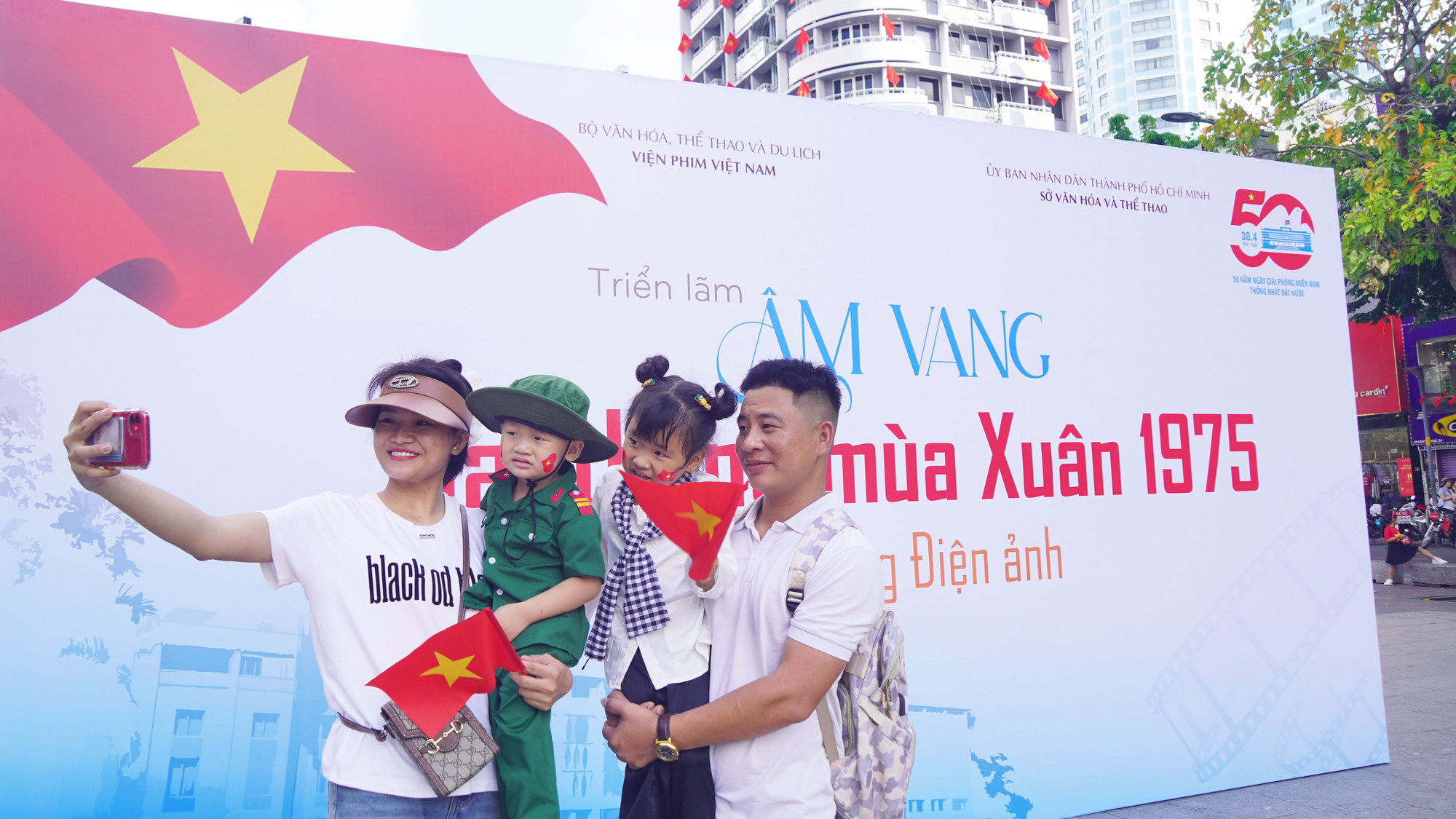 Mặc dù thời tiết nắng nóng, nhưng lượng du khách tới Thành phố Hồ Chí Minh vẫn rất đông.