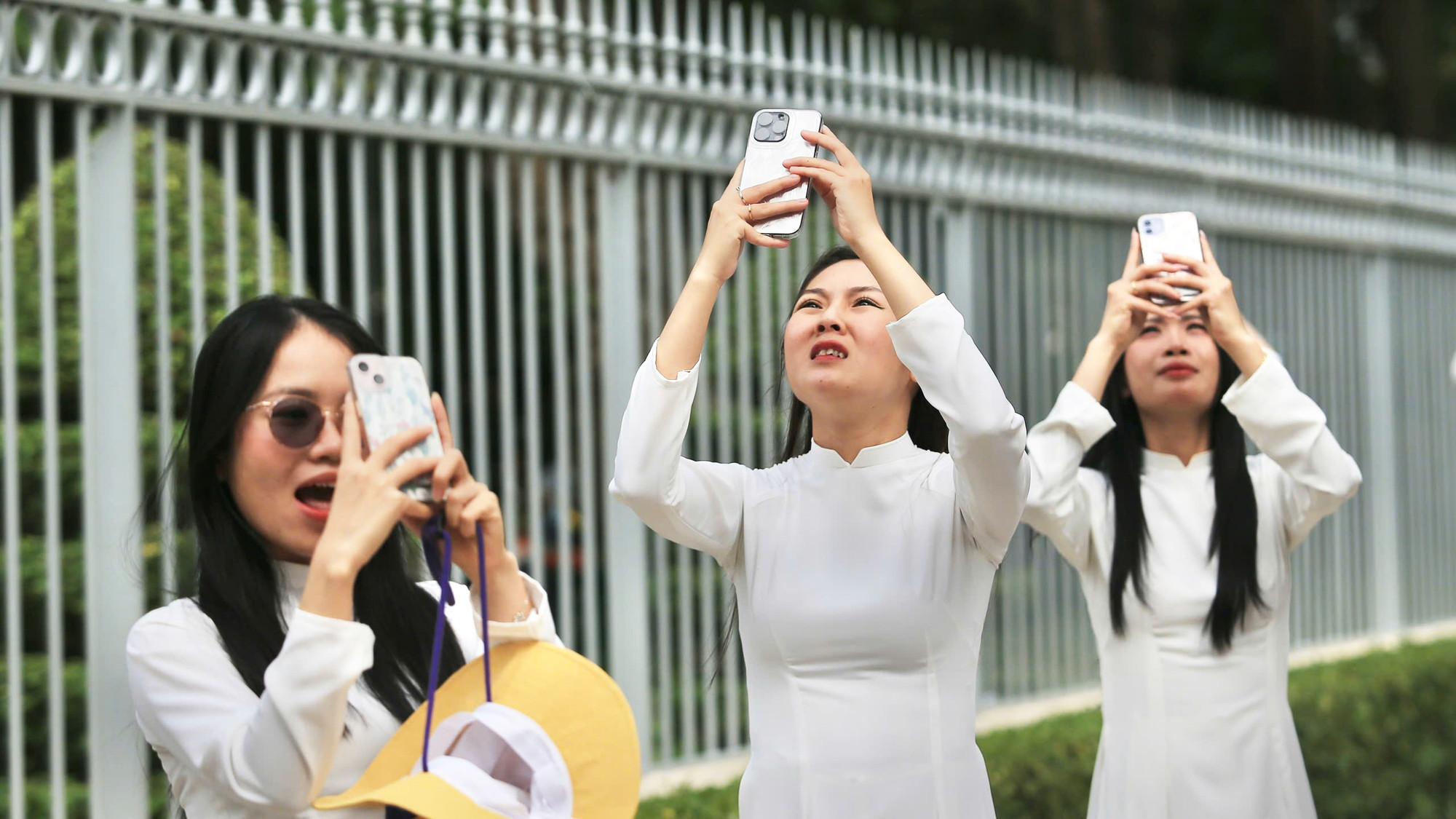 Đông đảo người dân ghi lại những khoảng khắc lực lượng của nhiều đơn vị không quân của Quân chủng Phòng không-Không quân (Bộ Quốc phòng) thực hiện buổi hợp luyện bay kéo cờ trên bầu trời Thành phố Hồ Chí Minh.