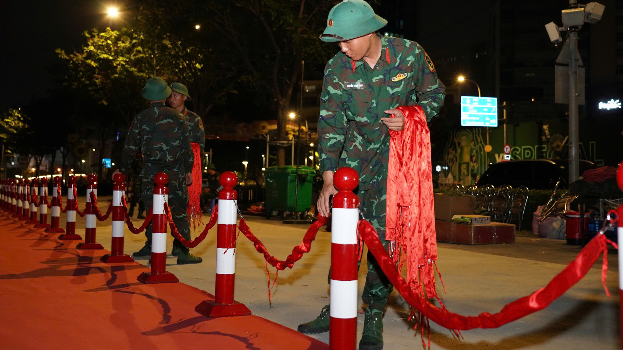 Đội pháo lễ gồm 233 cán bộ, chiến sĩ của Lữ đoàn 96. Ngoài pháo, Lữ đoàn 96 còn chuẩn bị hàng rào với 250 cột, thảm lót dài khoảng 90m. Mặt bằng của trận địa phải bằng phẳng, chắc chắn để khi bắn tạo ra tiếng nổ đồng nhất.