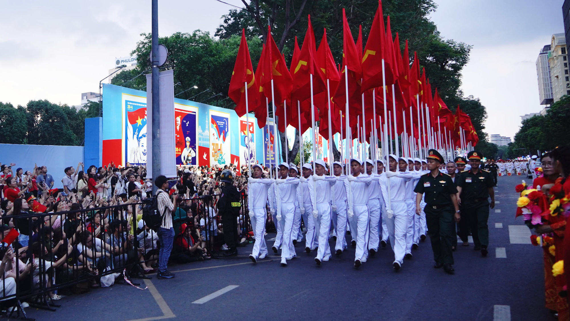 Người dân phấn khích khi đoàn diễu binh, diễu hành tiến qua.
