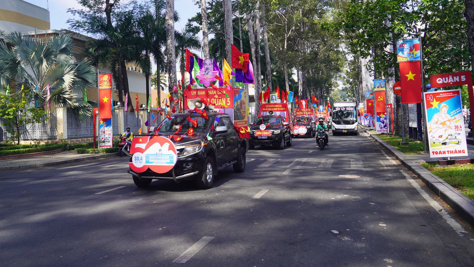 Sắc đỏ quốc kỳ, xe cổ động... xuất hiện tại các tuyến đường hướng tới Lễ kỷ niệm 50 năm Ngày Giải phóng miền nam, thống nhất đất nước (30/4/1975-30/4/2025).