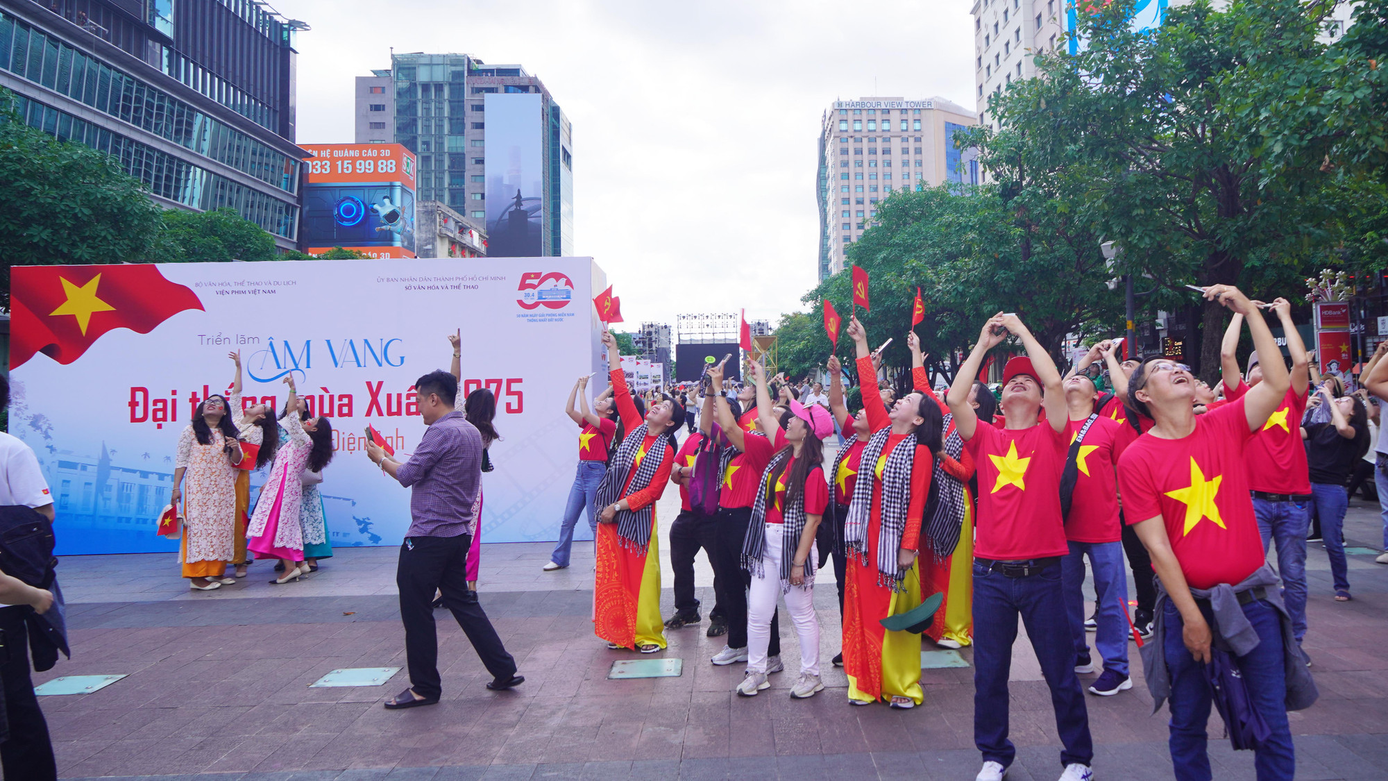 Người dân vui mừng phấn khởi chụp lại những hình ảnh về không quân Quân đội nhân dân Việt Nam luyện tập.