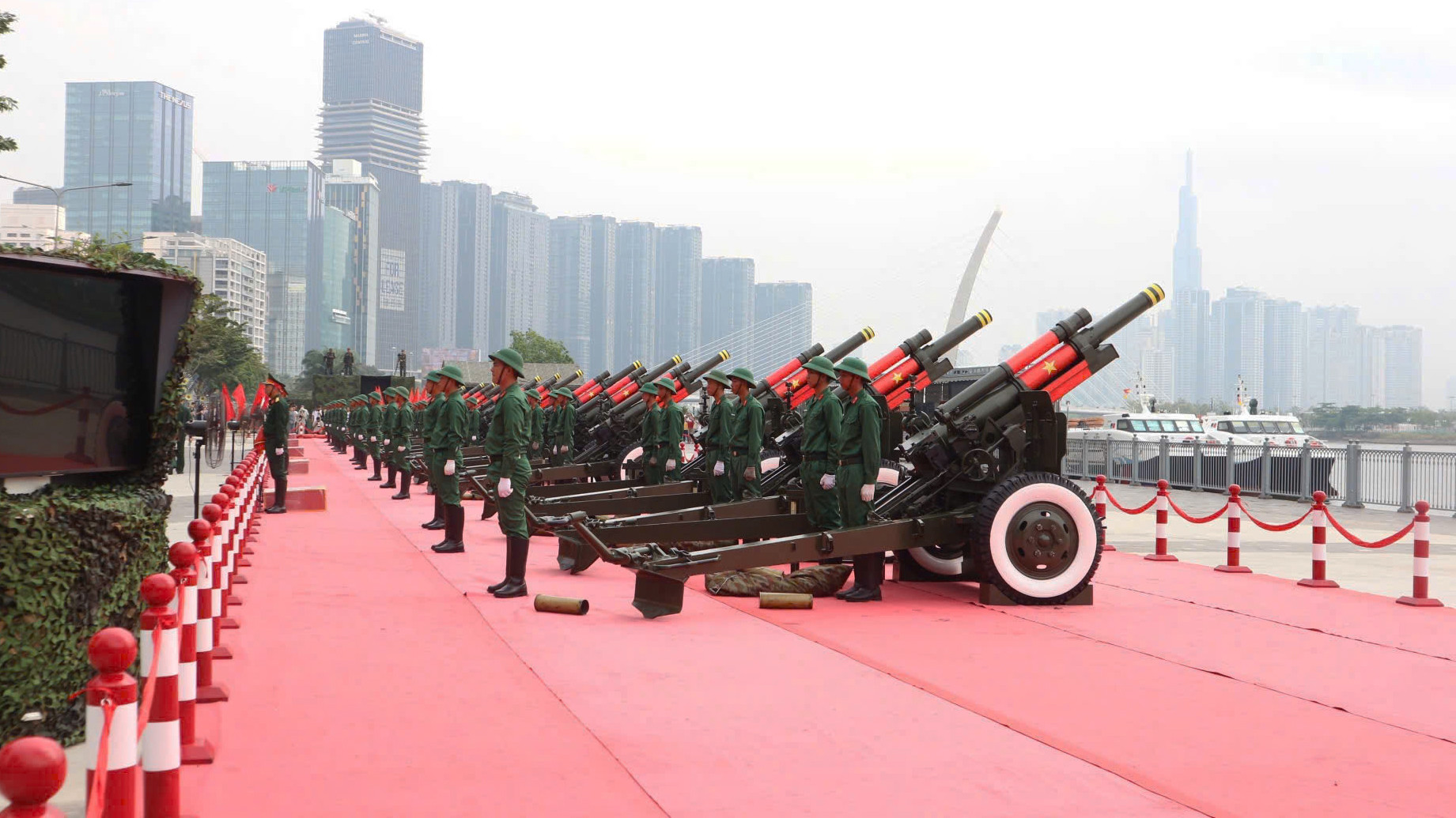 Đội pháo lễ gồm 233 cán bộ, chiến sĩ của Lữ đoàn 96. Lữ đoàn còn chuẩn bị hàng rào với 250 cột, thảm lót dài khoảng 90m, trận địa pháo được đặt trên mặt phẳng, chắc chắn, khi bắn mới tạo ra tiếng nổ đồng nhất. Đội pháo lễ gồm 233 cán bộ, chiến sĩ của Lữ đoàn 96. Lữ đoàn còn chuẩn bị hàng rào với 250 cột, thảm lót dài khoảng 90m, trận địa pháo được đặt trên mặt phẳng, chắc chắn, khi bắn mới tạo ra tiếng nổ đồng nhất.