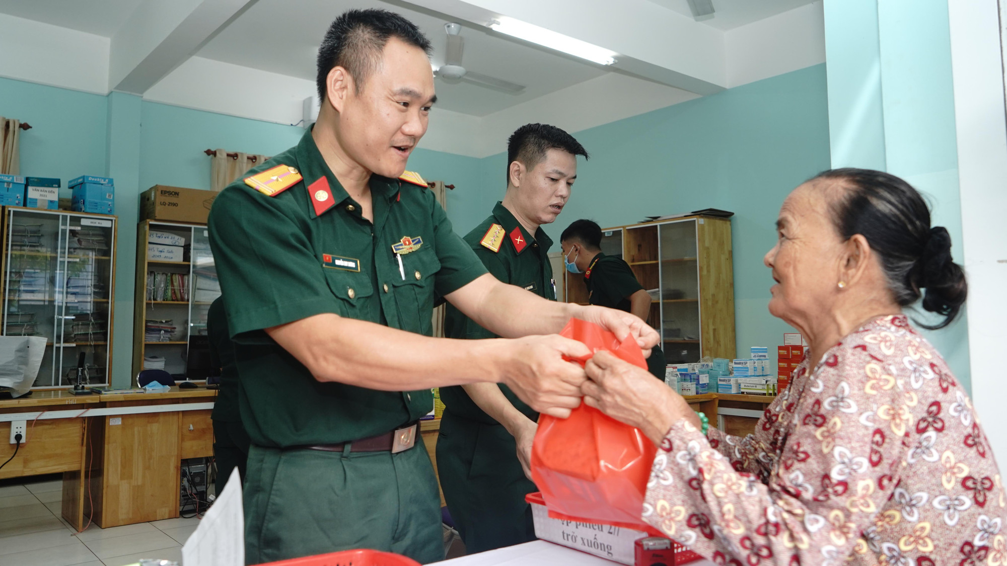 Tổ y tế quân y Cục 12 cấp phát thuốc miễn phí cho gia đình chính sách trên địa bàn xã Phú Hòa Đông, huyện Củ Chi, Thành phố Hồ Chí Minh, tại chương trình kết hợp quân-dân y.